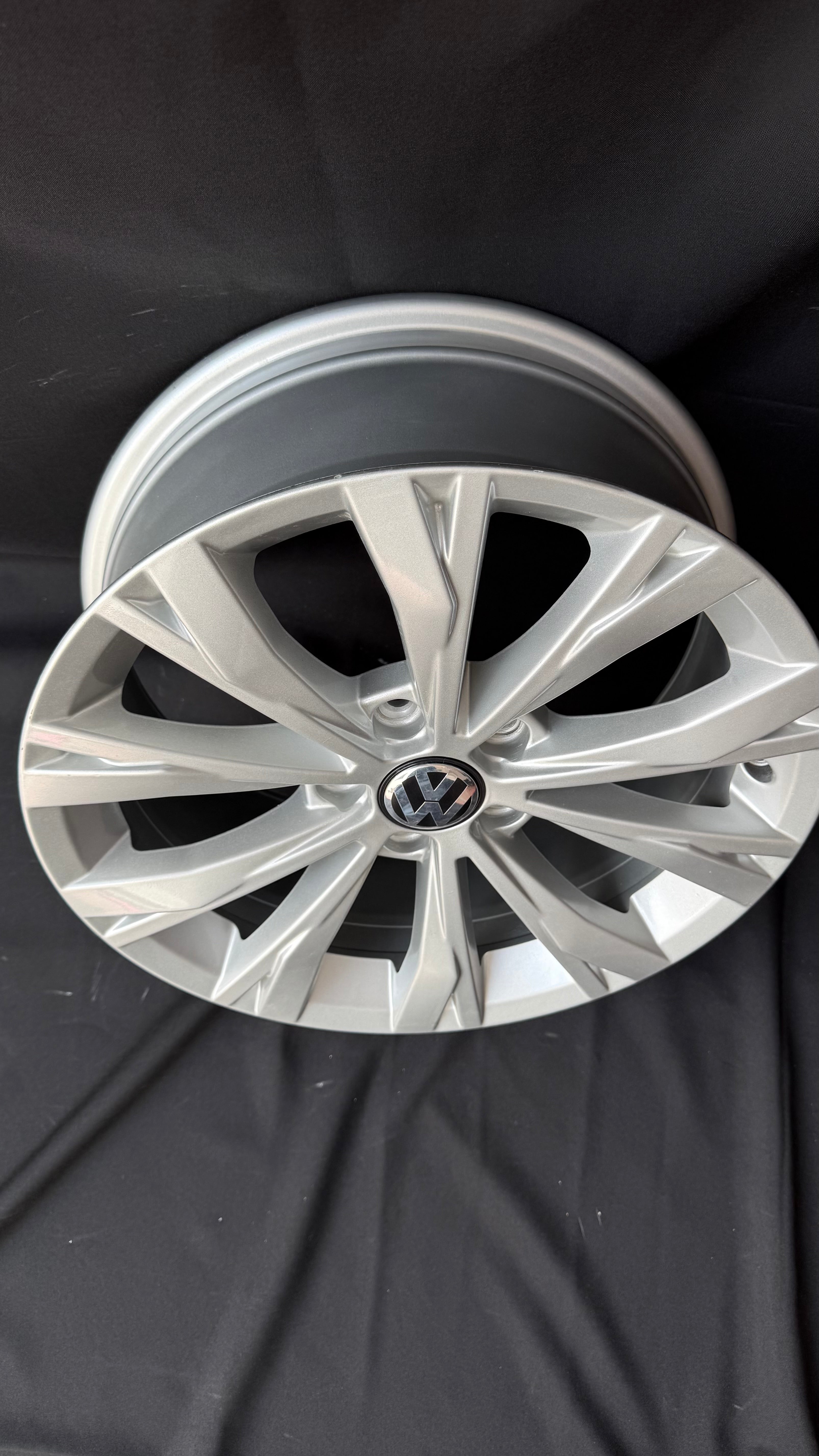 1 Rin 17” Volkswagen Tiguan Taos Golf Jetta MK6 MK7 Original Seminuevo 5x112