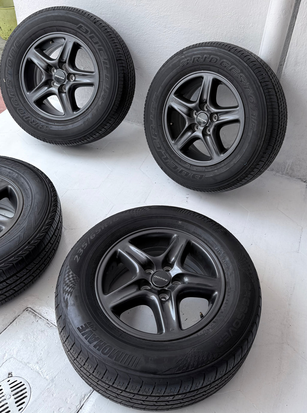4 Rines con llantas 16” Chrysler 300, Dodge Voyager, Caravan, Avenger y Jeep Liberty, Compass, Wrangler – 5×114