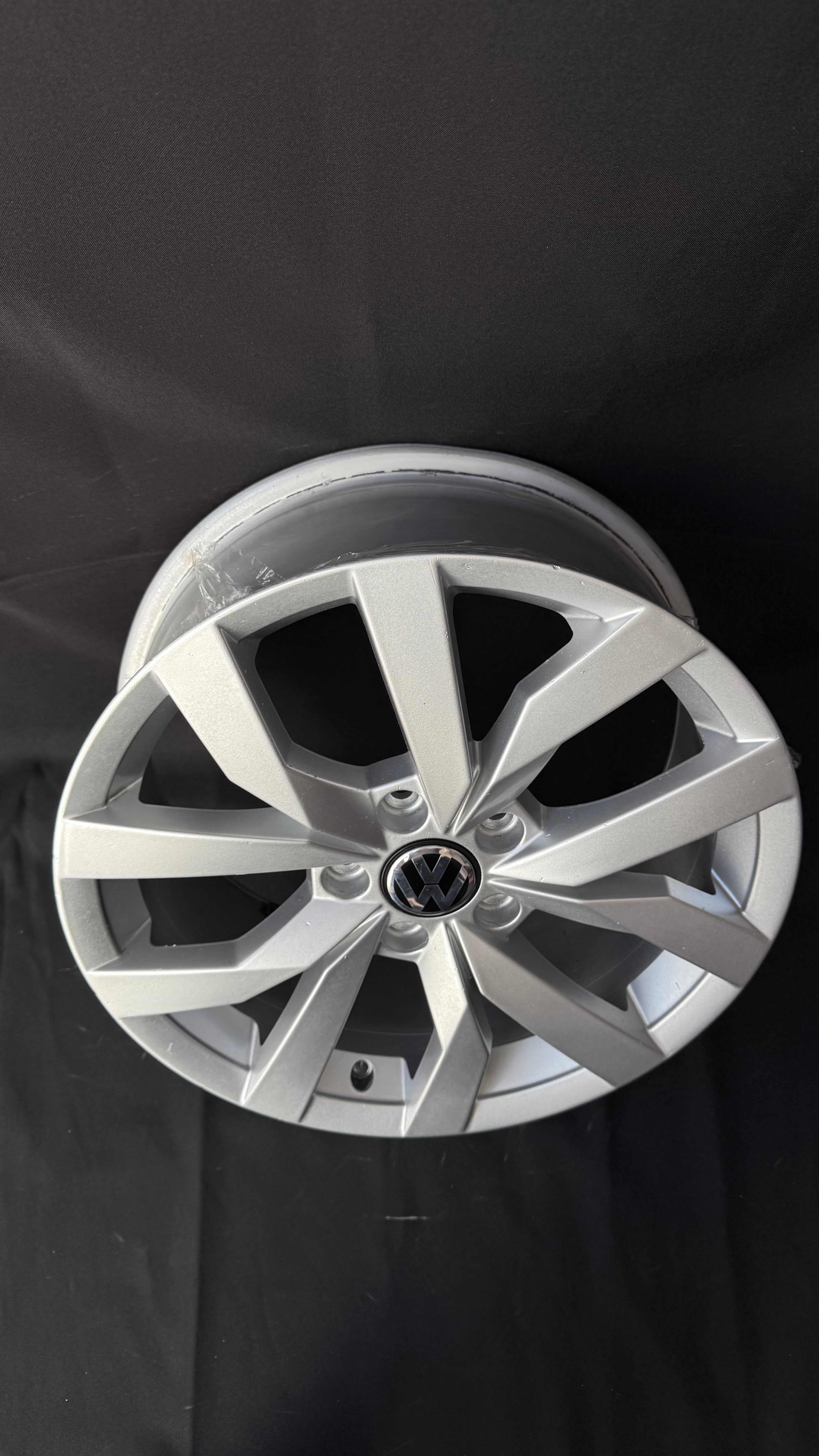 1 Rin 17” Volkswagen Golf TSI Jetta A6 A7 Original Seminuevo
