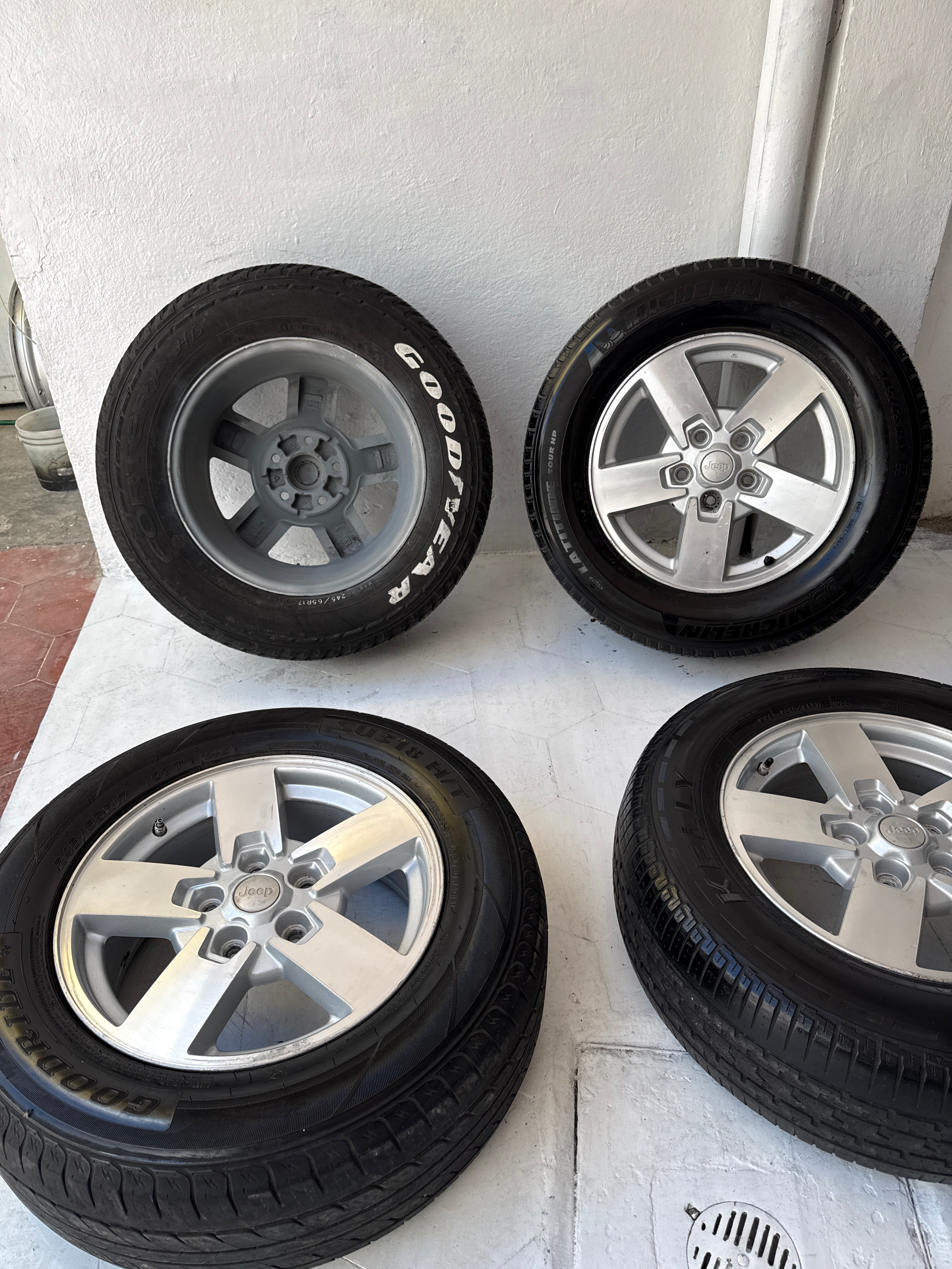 4 Rines con llantas 17” Dodge Journey, Caravan y Town & Country / Jeep Grand Cherokee y Commander – 5×127