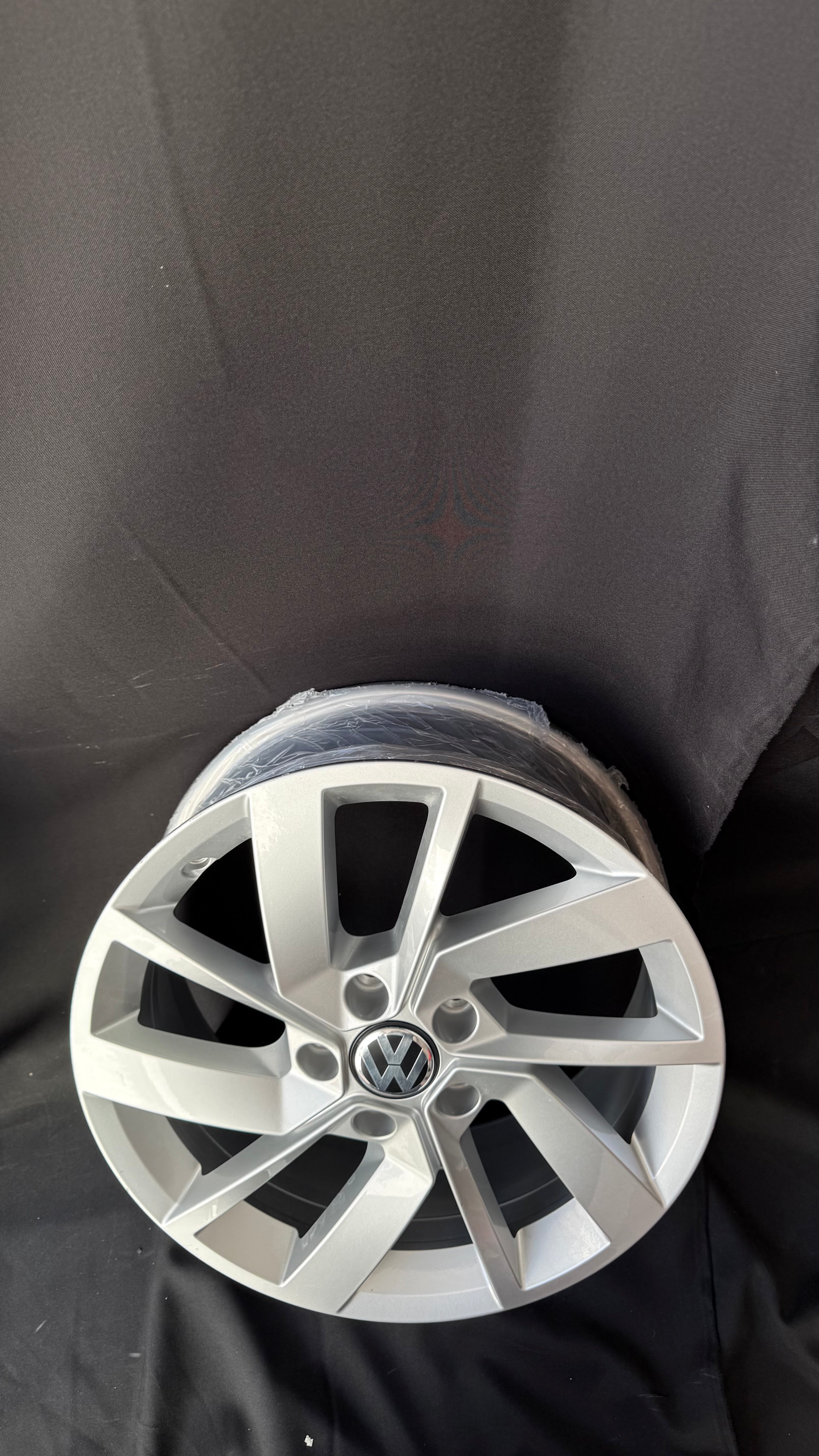 1 Rin 17” Volkswagen Golf TSI Jetta A6 A7 Original Nuevo