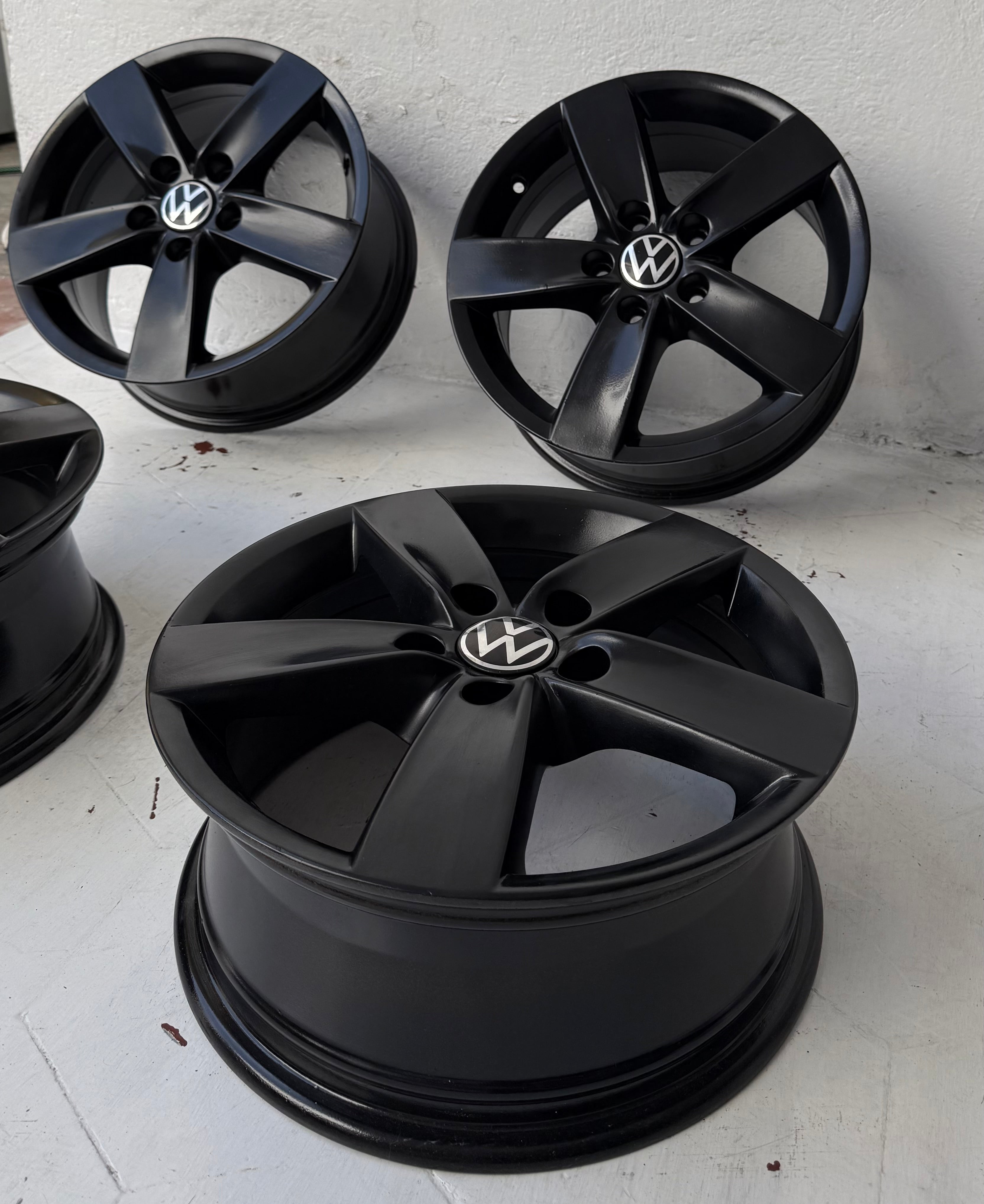 4 Rines 16” Volkswagen Golf y Jetta MK6, MK7 – 5×112 | Black Piano