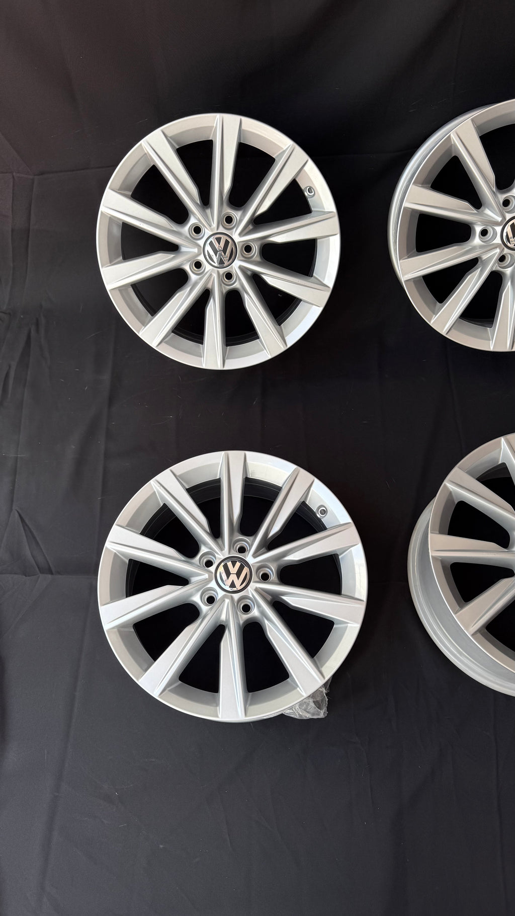 4 Rines 17” Volkswagen Tiguan Taos Golf Jetta MK6 MK7 Passat New Beetle Originales Nuevos 5x112