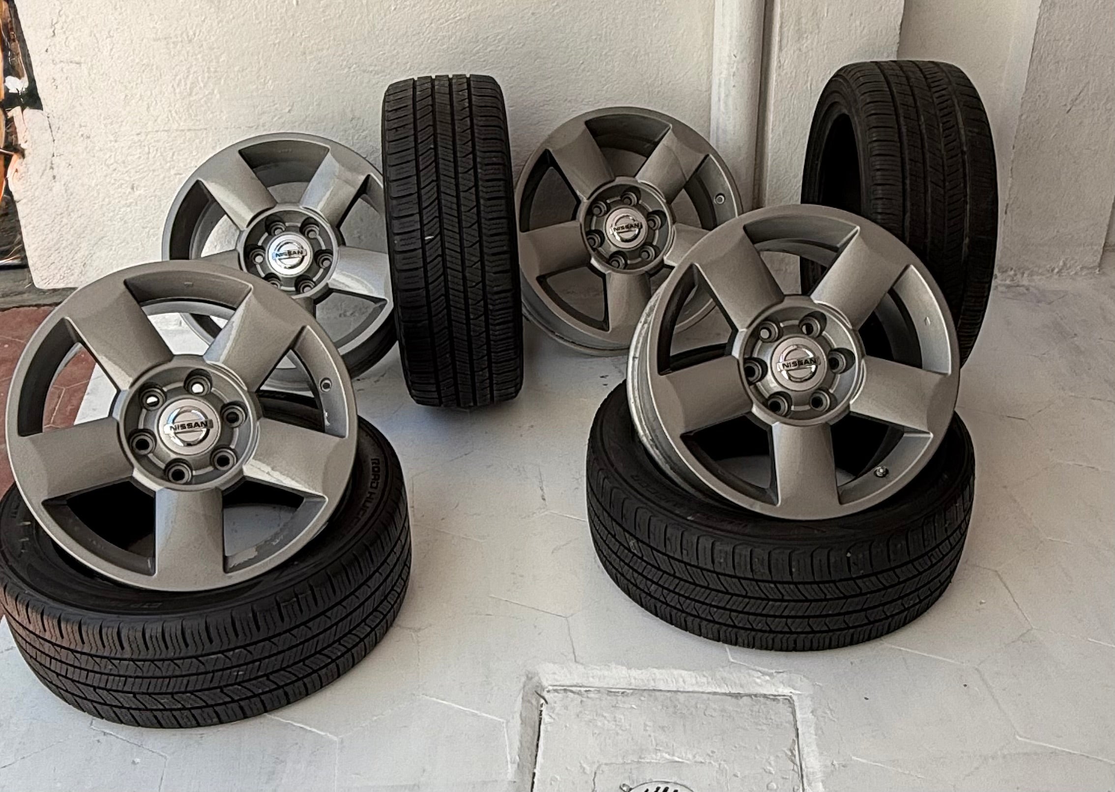 4 Rines y 4 Llantas 18” Nissan D21 Estacas 6x139