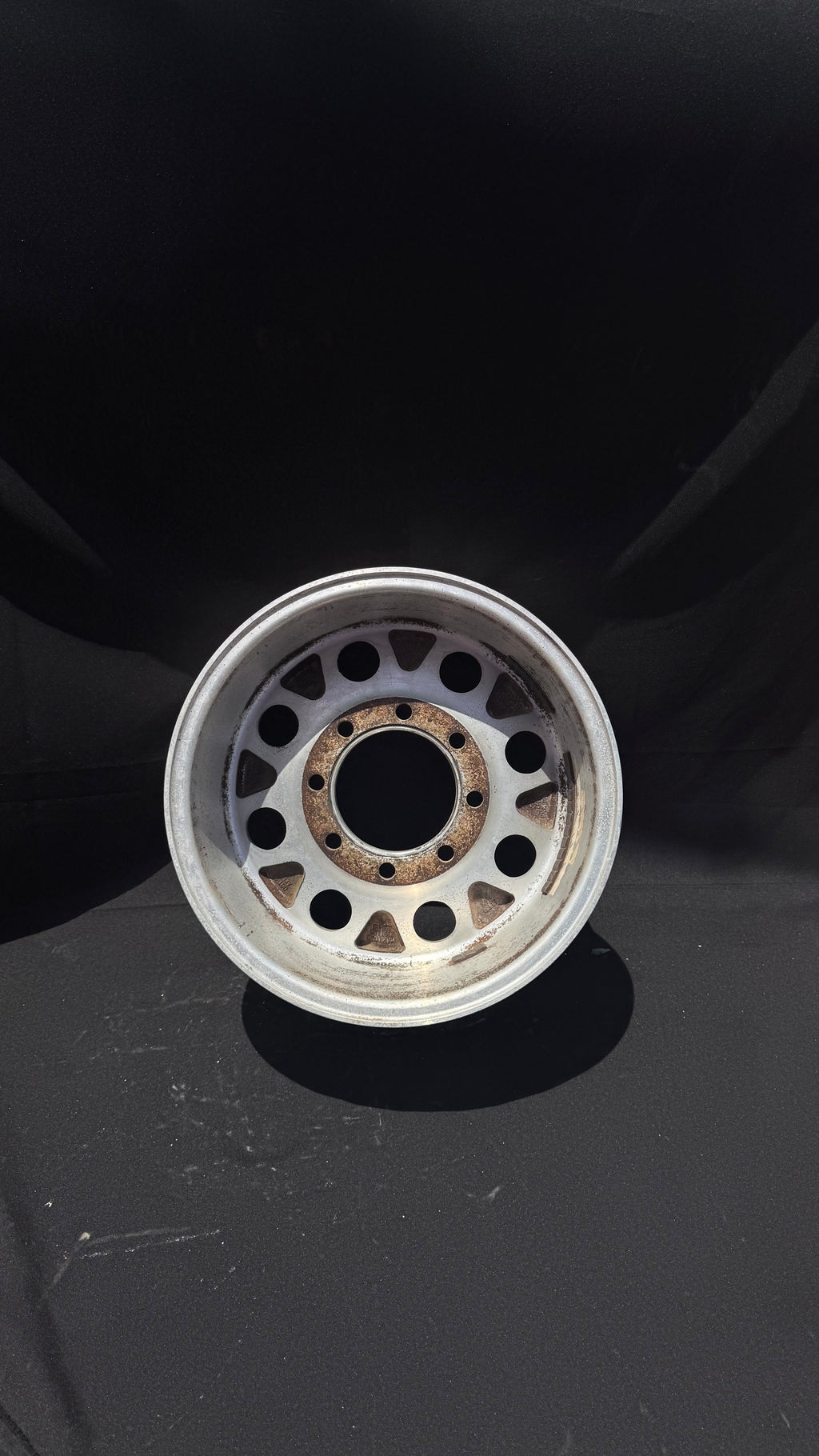 1 Rin 16” Ford Excursion y Ford F-250 – 8 Birlos