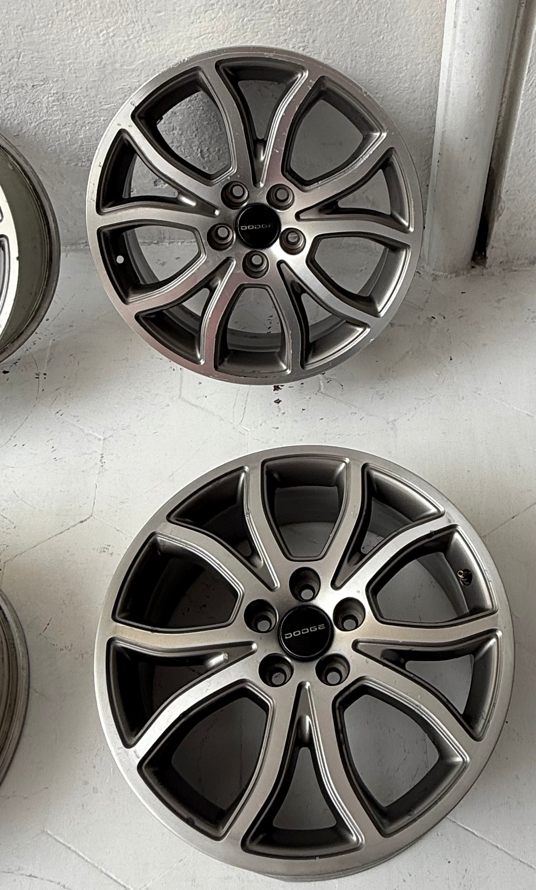 4 Rines 18” Dodge Charger, Avenger, 300C, Nitro, Jeep Liberty, Compass y Patriot – 5×114