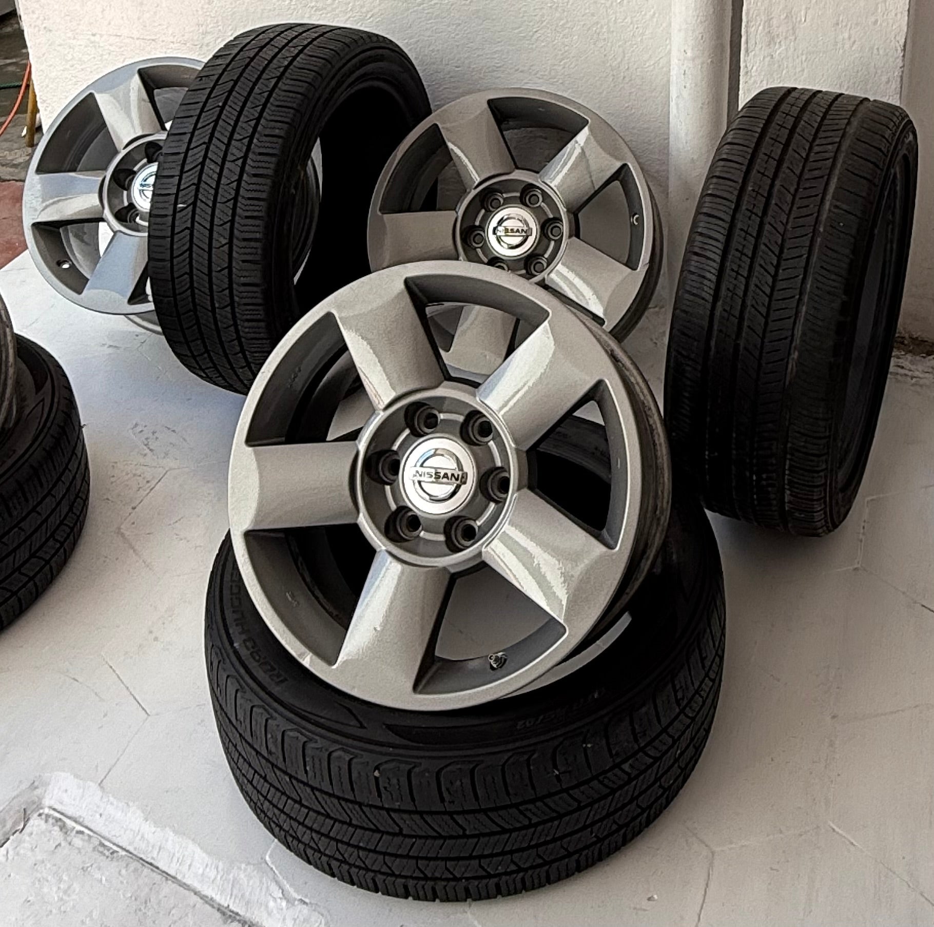 4 Rines y 4 Llantas 18” Nissan D21 Estacas 6x139