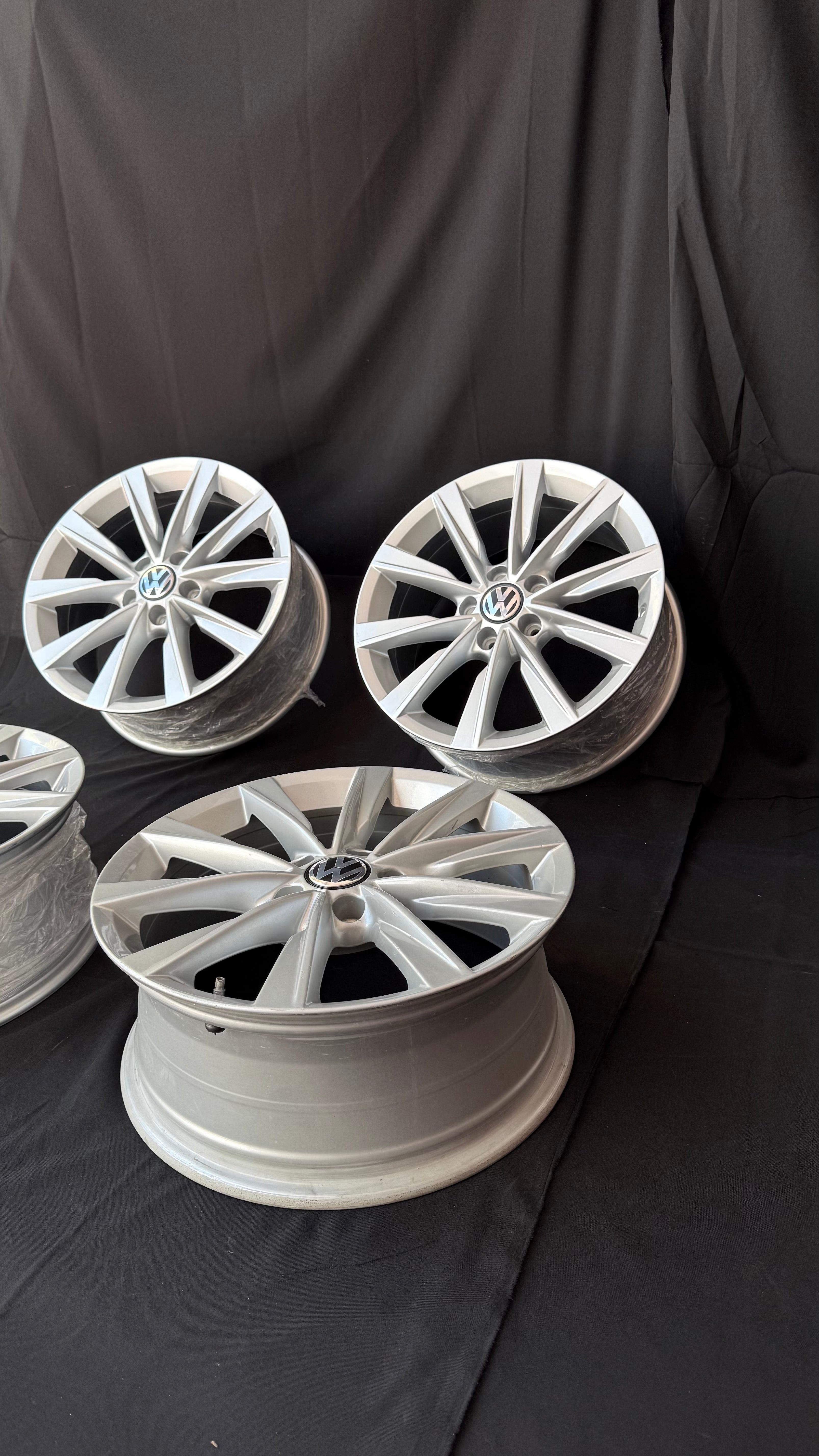 4 Rines 17” Volkswagen Tiguan Taos Golf Jetta MK6 MK7 Passat New Beetle Originales Nuevos 5x112