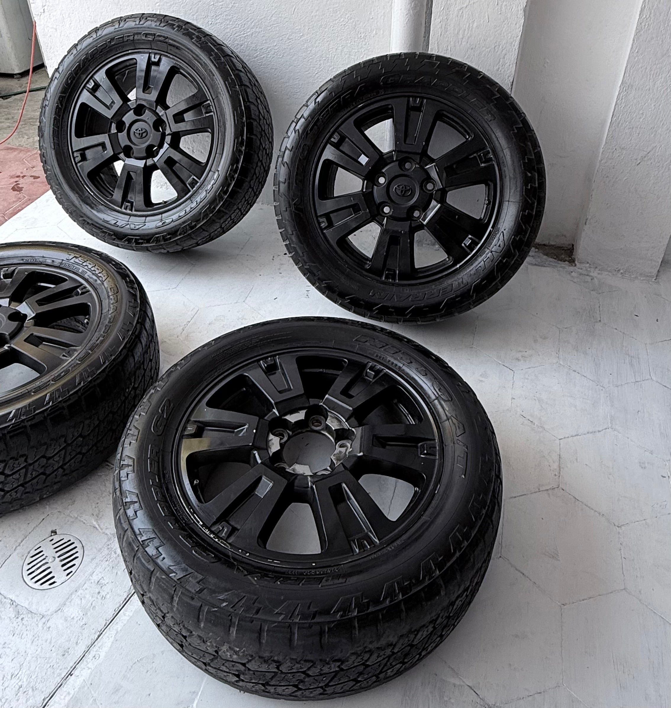 4 Rines con llantas 20” Toyota Tundra – 5×150
