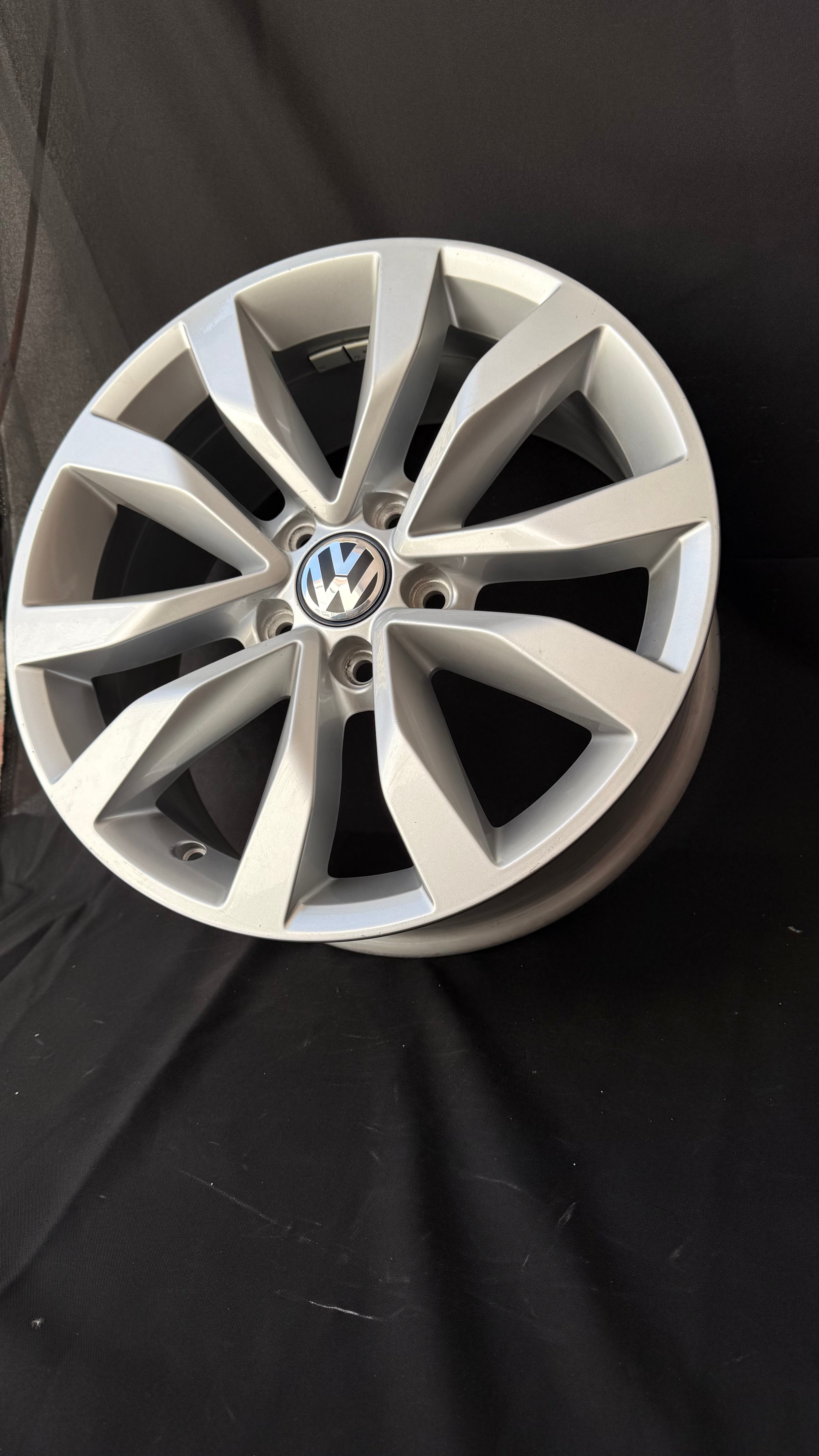 1 Rin 17” Volkswagen Original Nuevo Tiguan Taos Golf Jetta MK6 MK7 Passat New Beetle