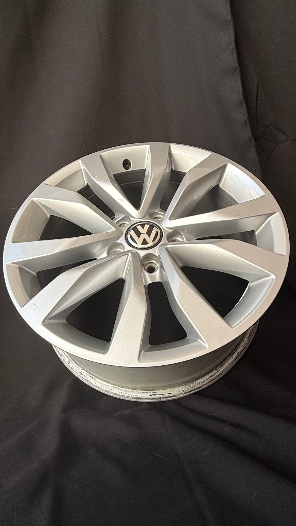 1 Rin 17” Volkswagen Original Seminuevo Tiguan Taos Golf Jetta MK6 MK7 Passat New Beetle