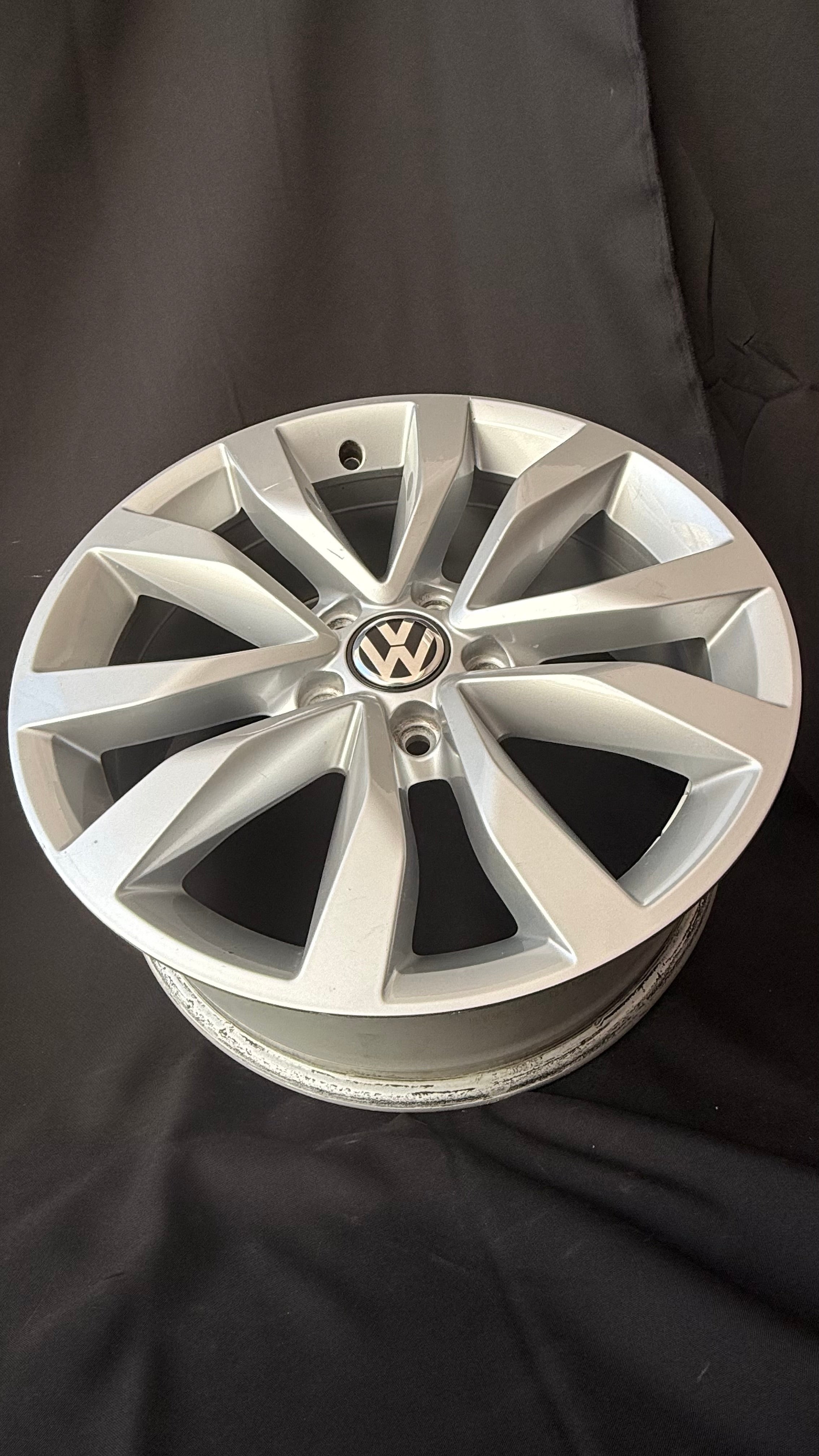 1 Rin 17” Volkswagen Original Seminuevo Tiguan Taos Golf Jetta MK6 MK7 Passat New Beetle