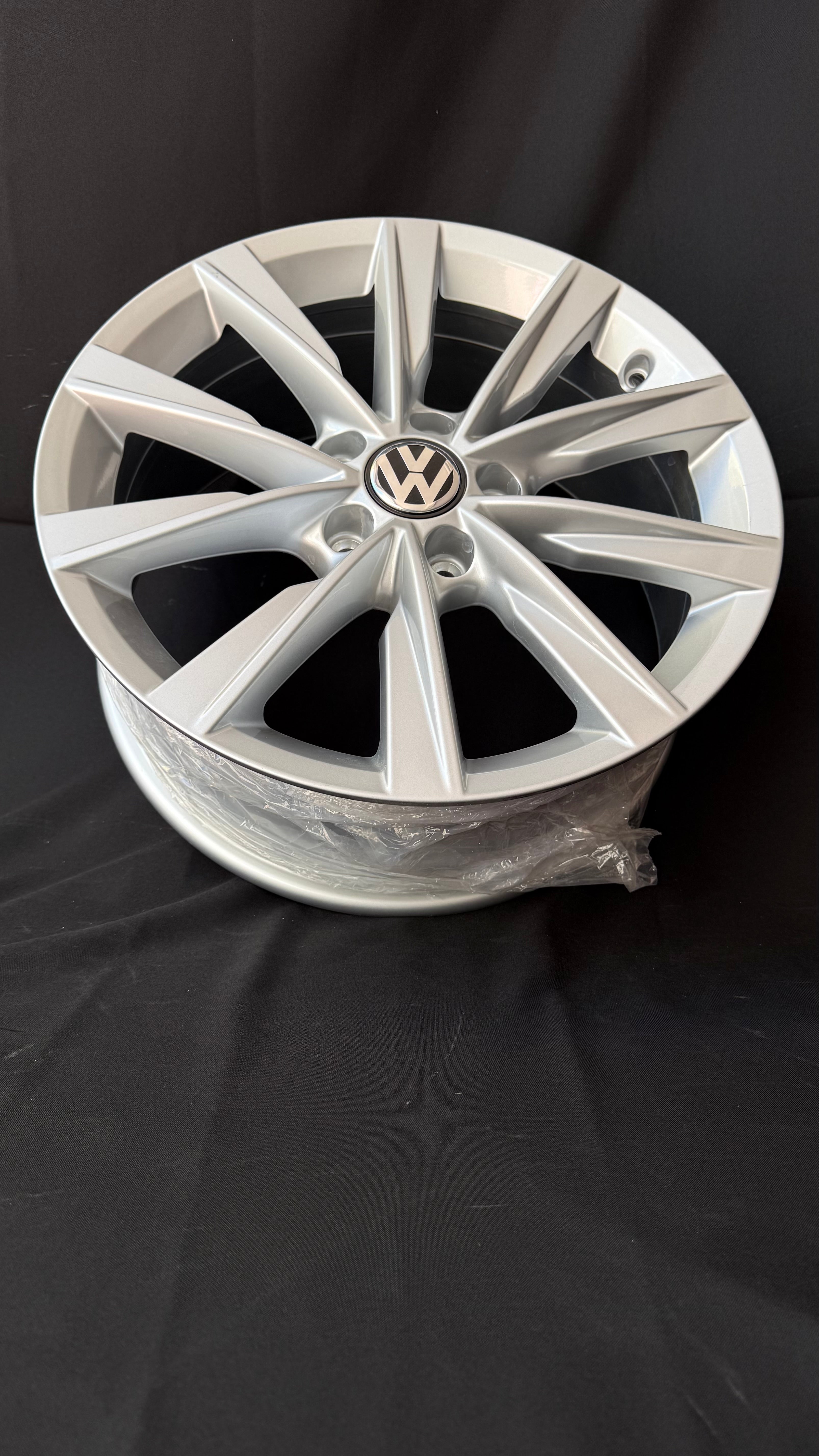 1 Rin 17” Volkswagen Tiguan Taos Golf Jetta MK6 MK7 Passat New Beetle Original Nuevo 5x112