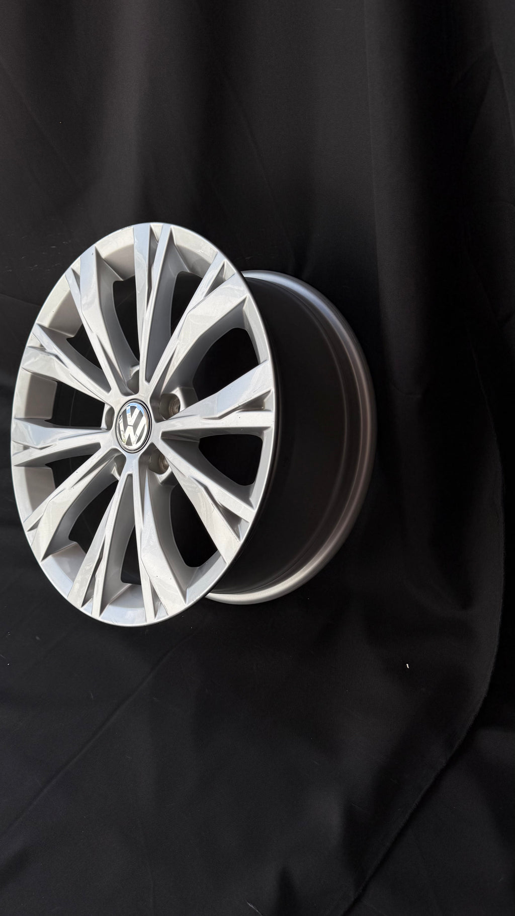 1 Rin 17” Volkswagen Tiguan Taos Golf Jetta MK6 MK7 Original Nuevo 5x112