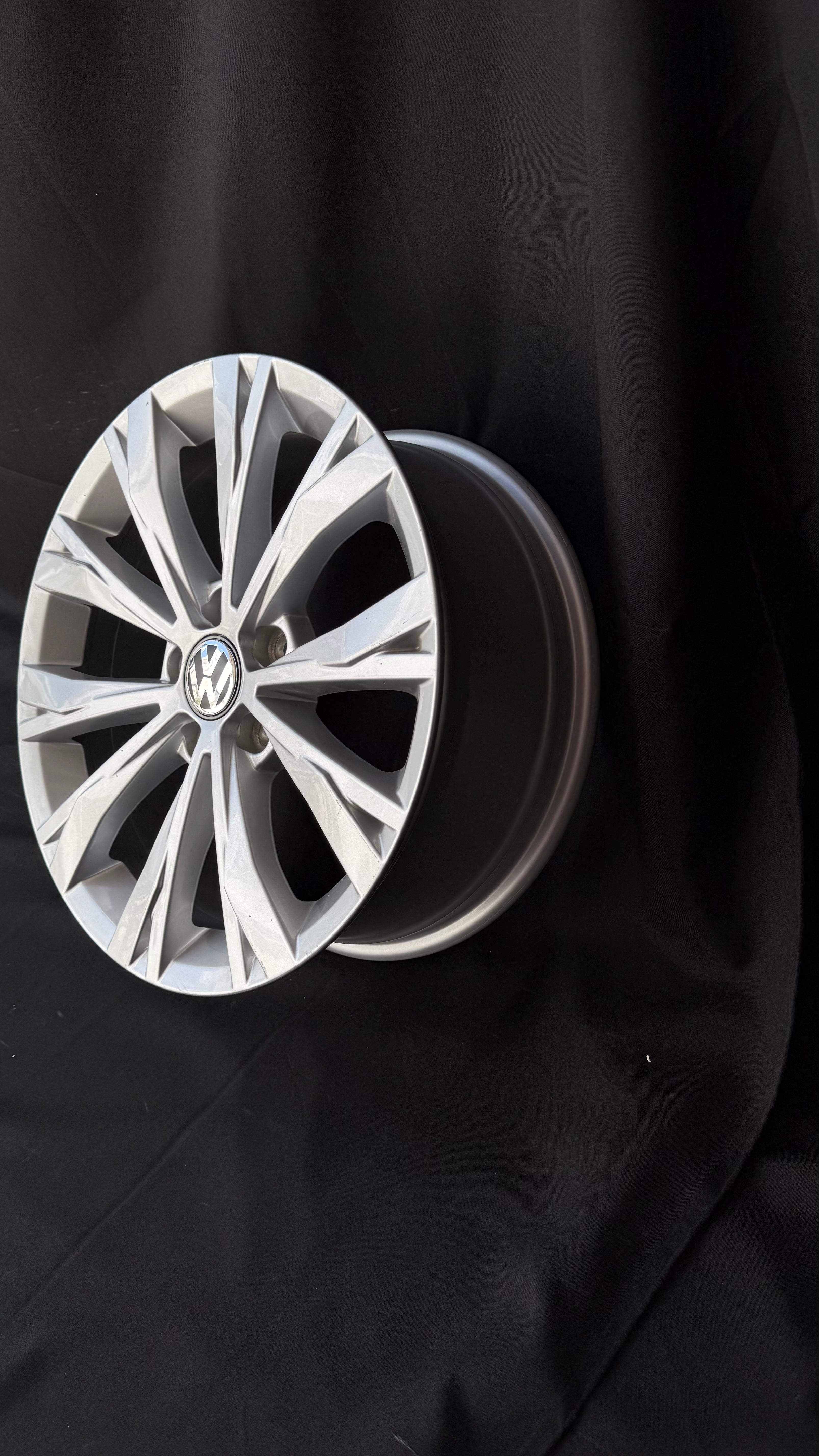 1 Rin 17” Volkswagen Tiguan Taos Golf Jetta MK6 MK7 Original Nuevo 5x112