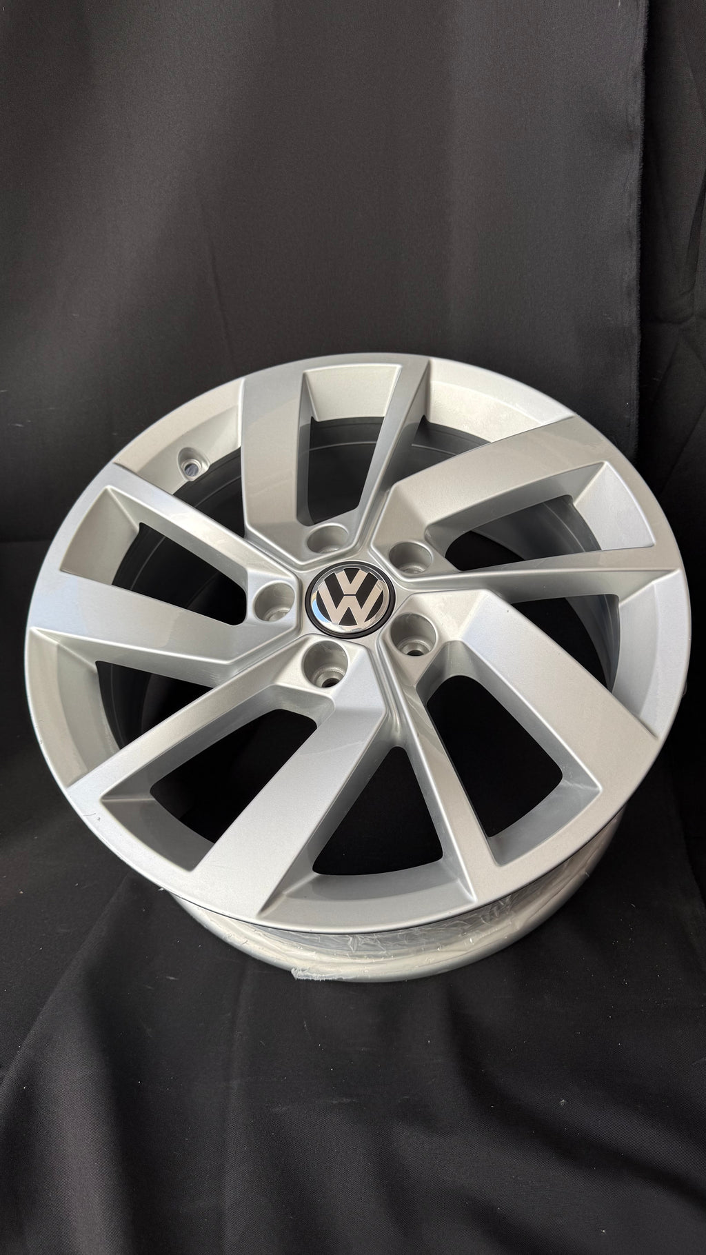 1 Rin 17” Volkswagen Golf TSI Jetta A6 A7 Original Nuevo