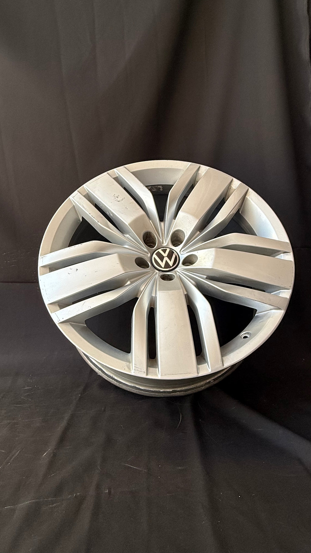1 Rin 20” Volkswagen Teramont Atlas Original Seminuevo 5x112