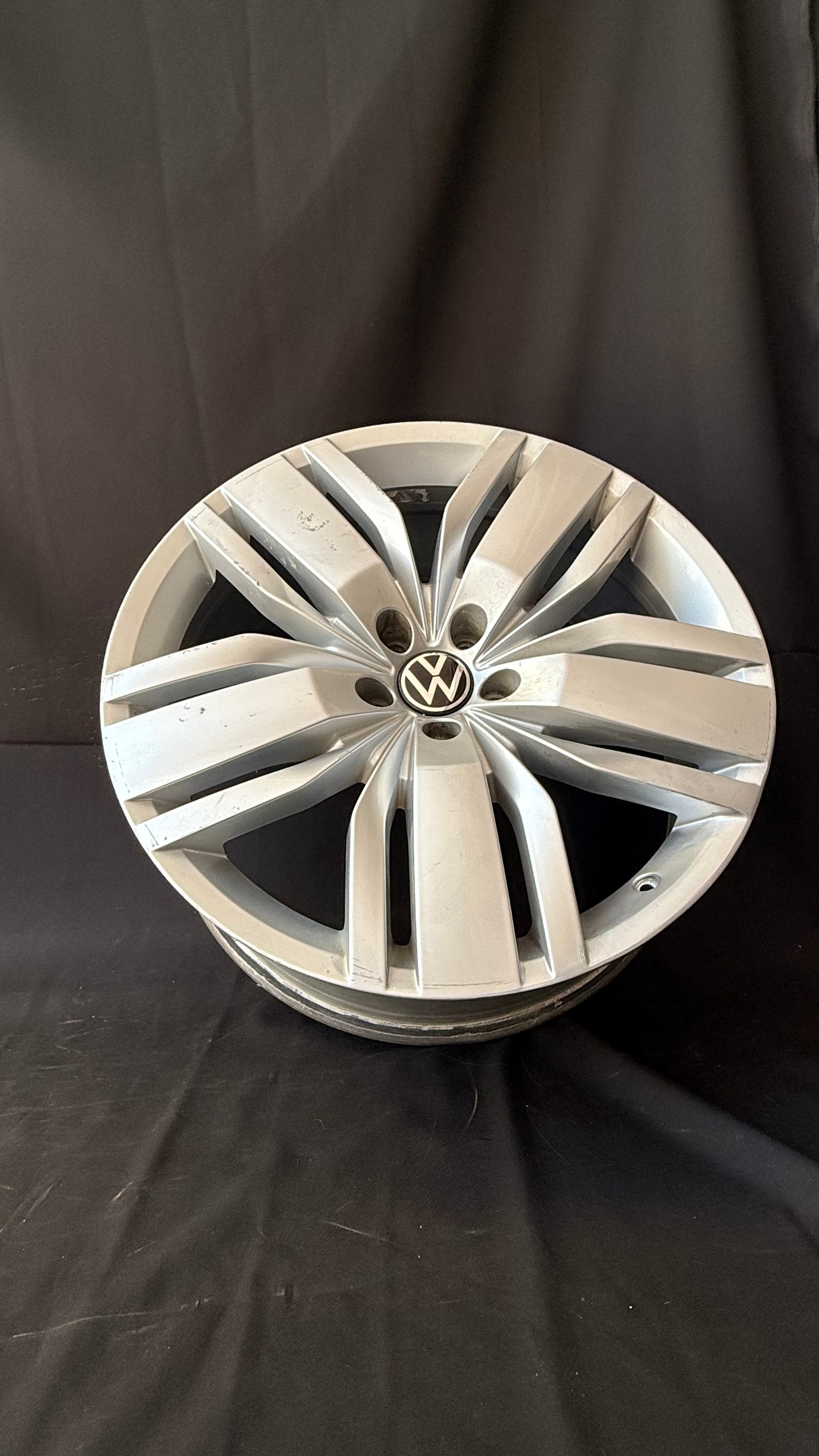 1 Rin 20” Volkswagen Teramont Atlas Original Seminuevo 5x112