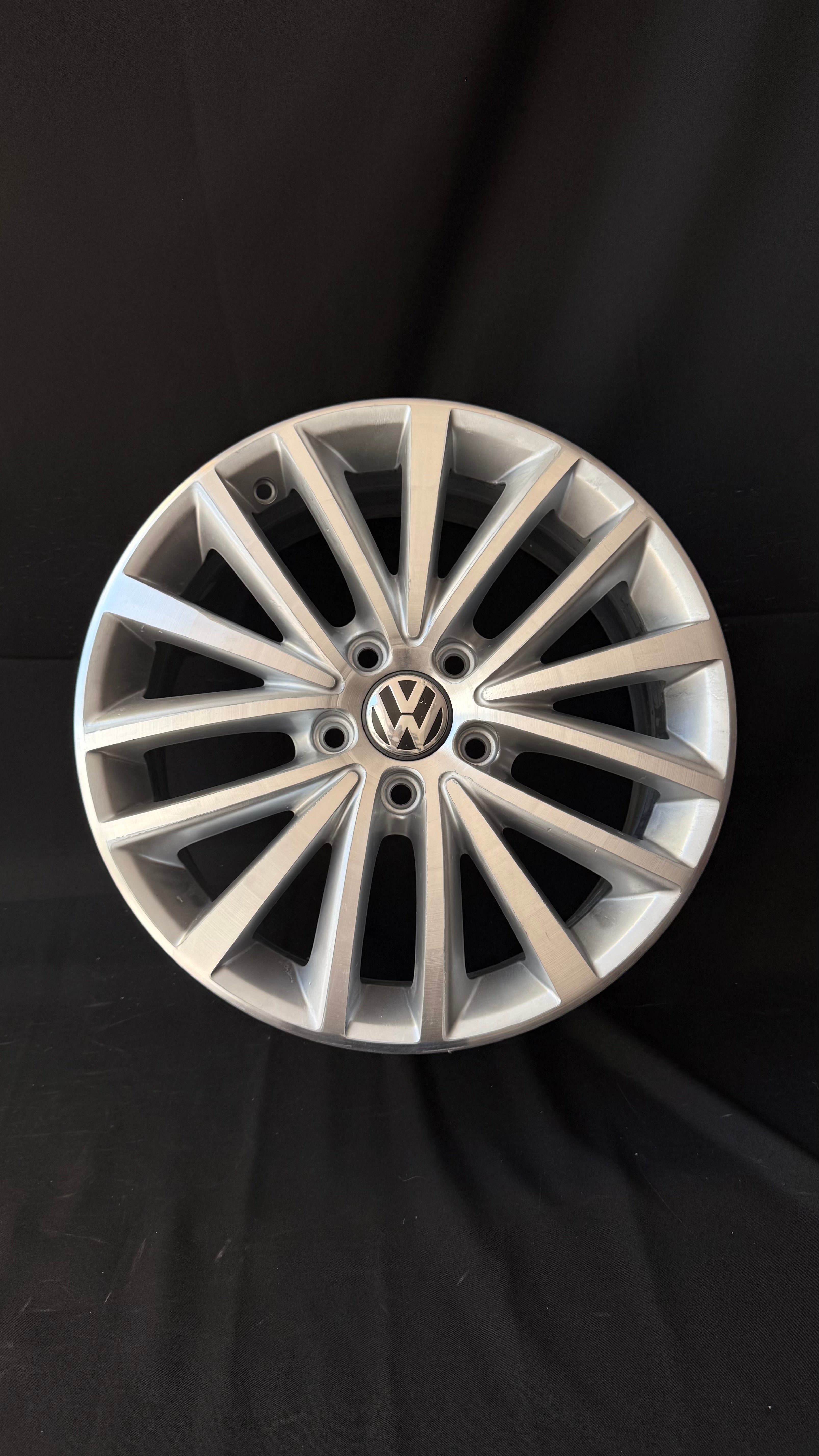 1 Rin 17” Volkswagen Jetta MK6 Sport Original Seminuevo 5x112