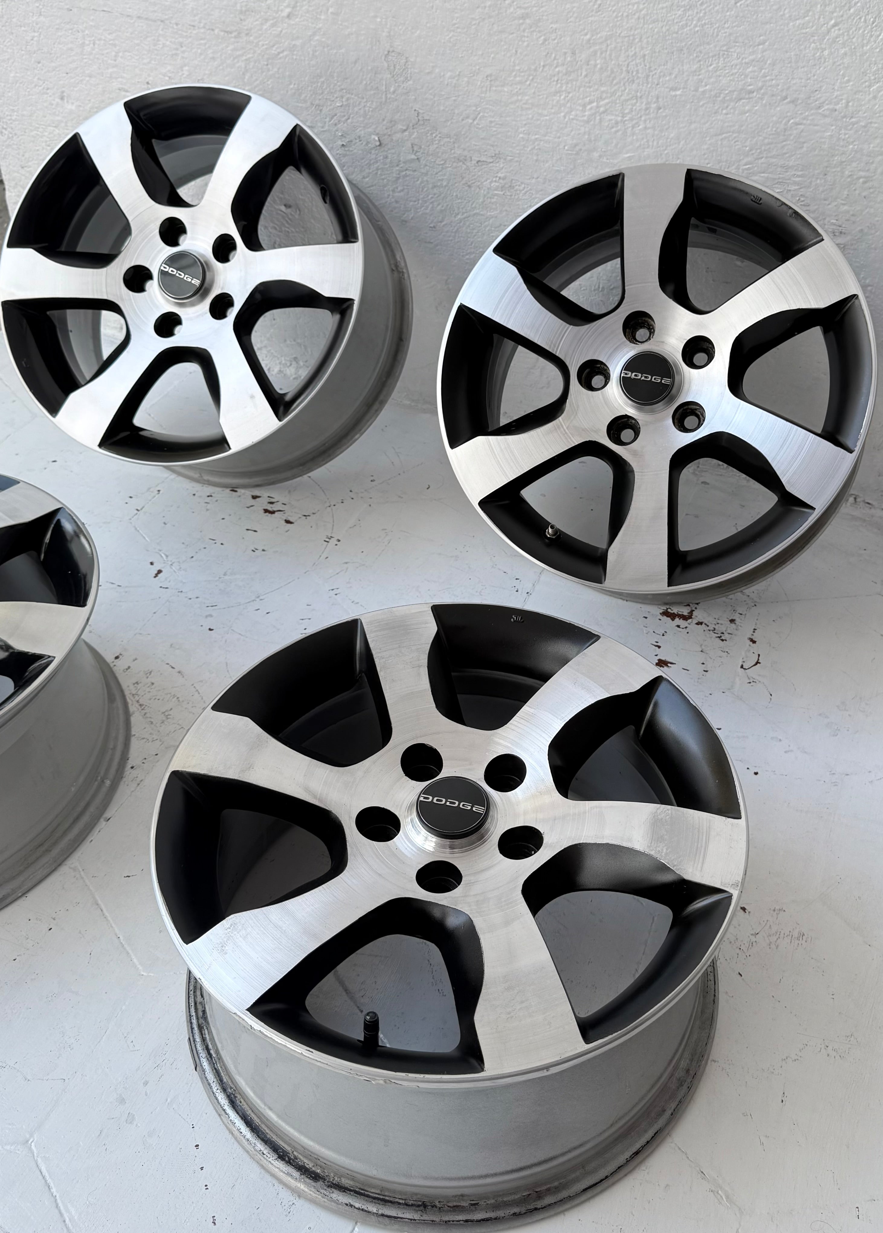4 Rines 16” Dodge Caravan, Voyager, Avenger, Caliber, Jeep Liberty, Patriot y Nitro – 5×114