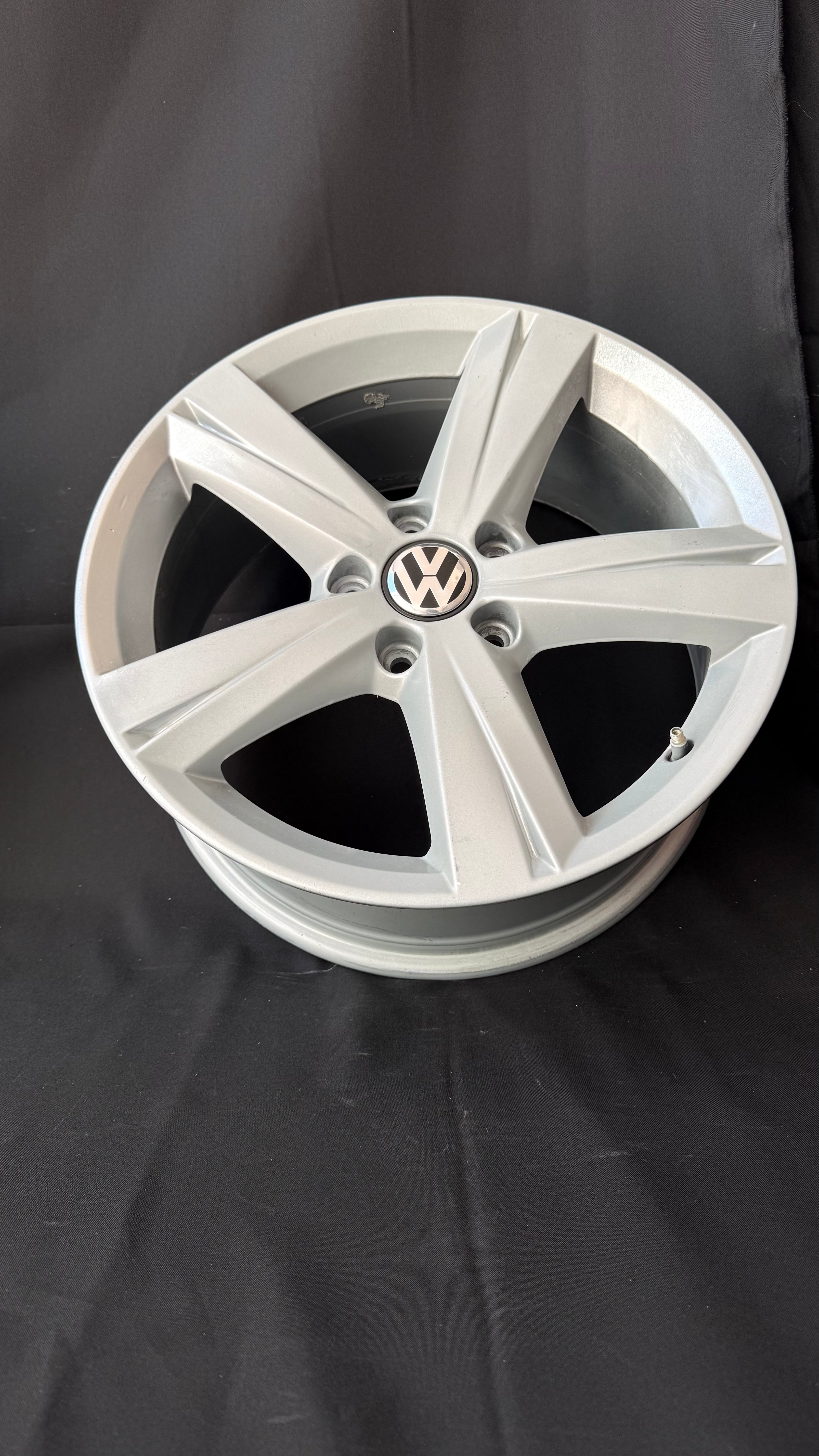1 Rin 17” Volkswagen Golf Jetta Original Seminuevo 5x112