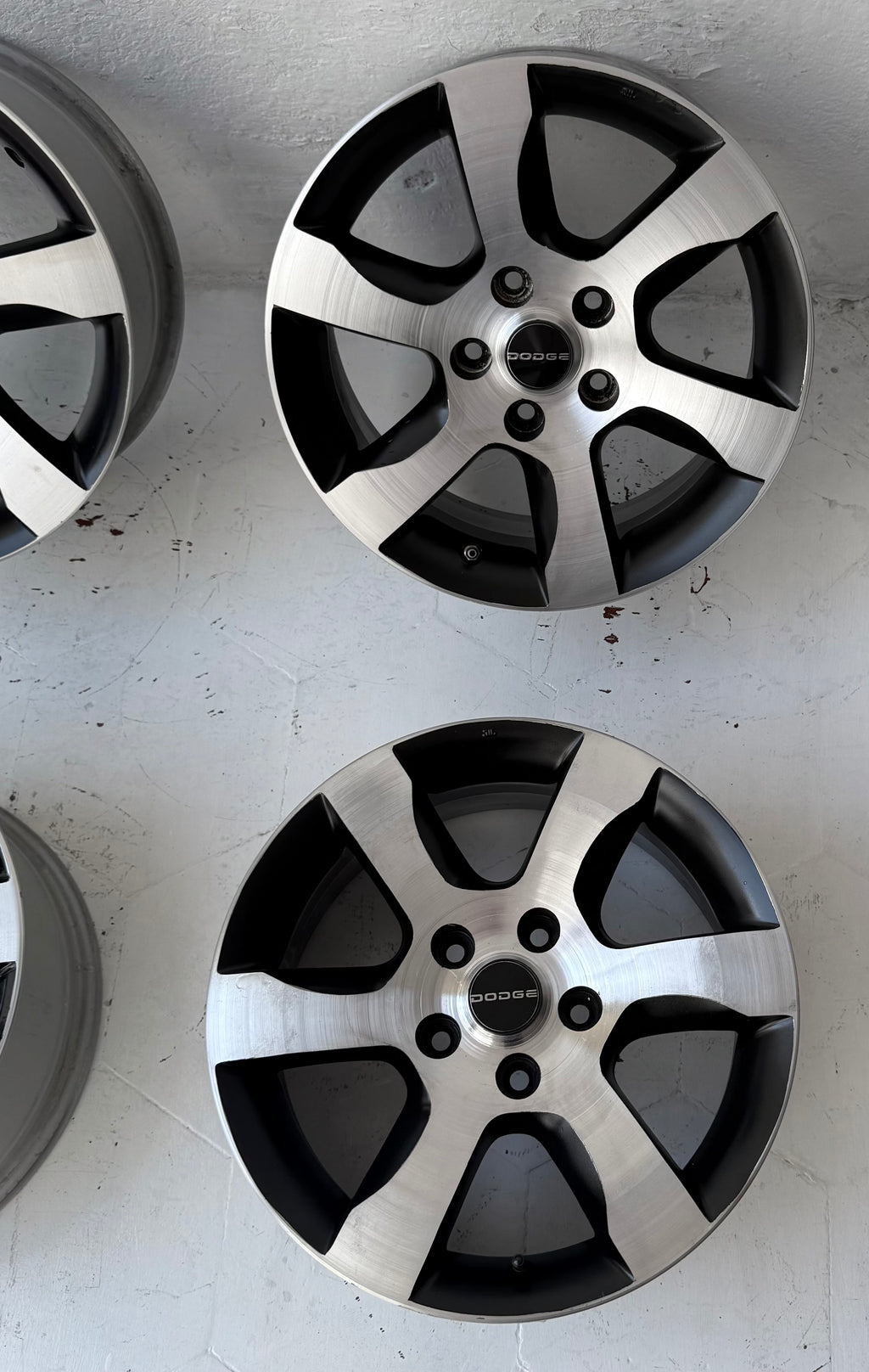 4 Rines 16” Dodge Caravan, Voyager, Avenger, Caliber, Jeep Liberty, Patriot y Nitro – 5×114