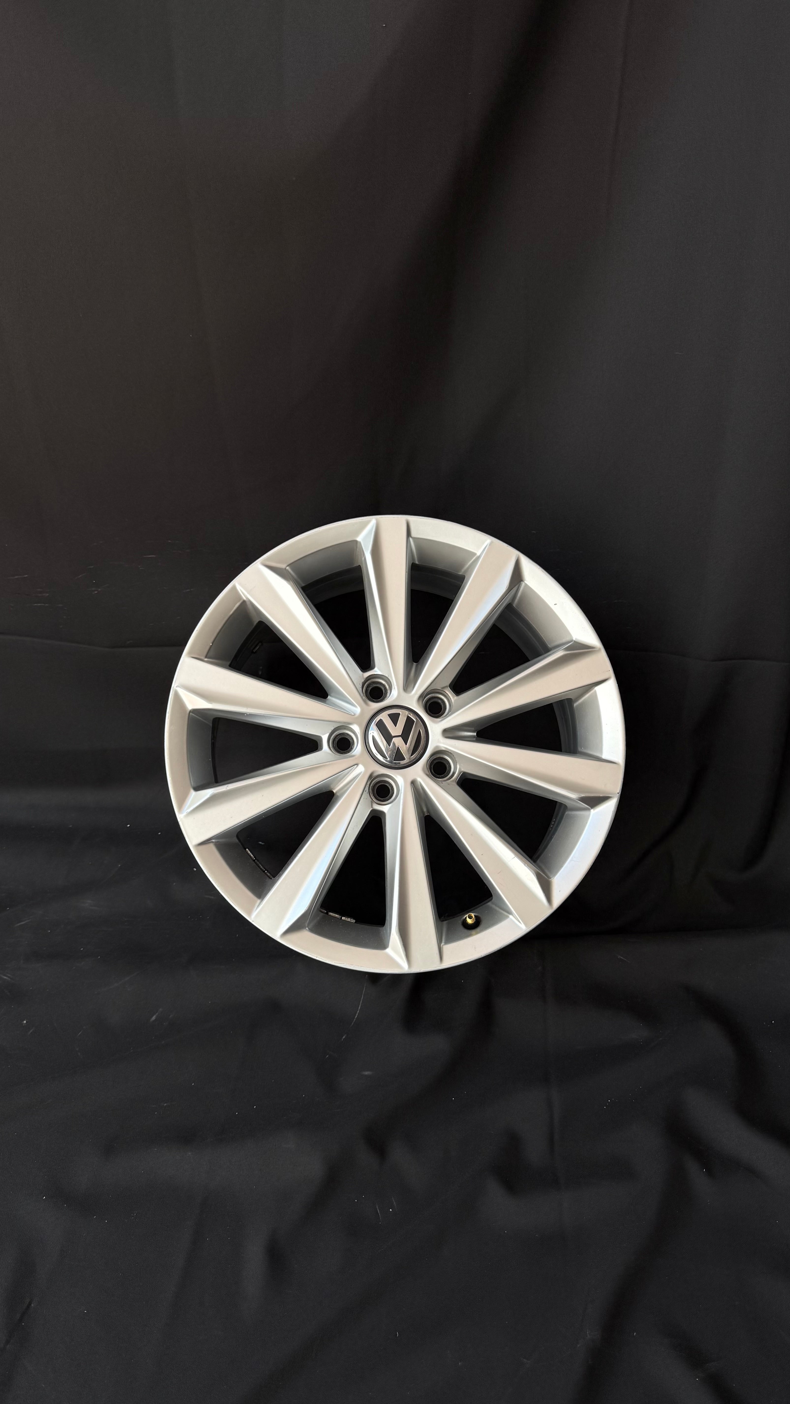 1 Rin 17” Volkswagen Tiguan Taos Golf Jetta MK6 MK7 Passat New Beetle Original Seminuevo 5x112