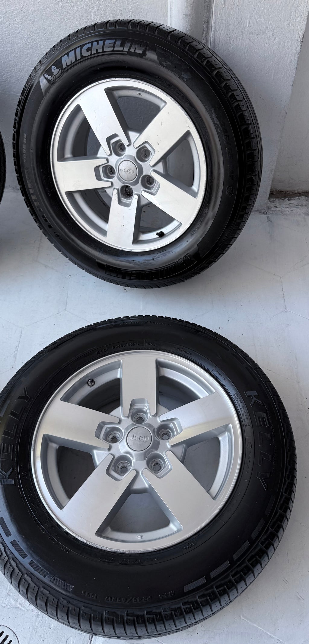 4 Rines con llantas 17” Dodge Journey, Caravan y Town & Country / Jeep Grand Cherokee y Commander – 5×127