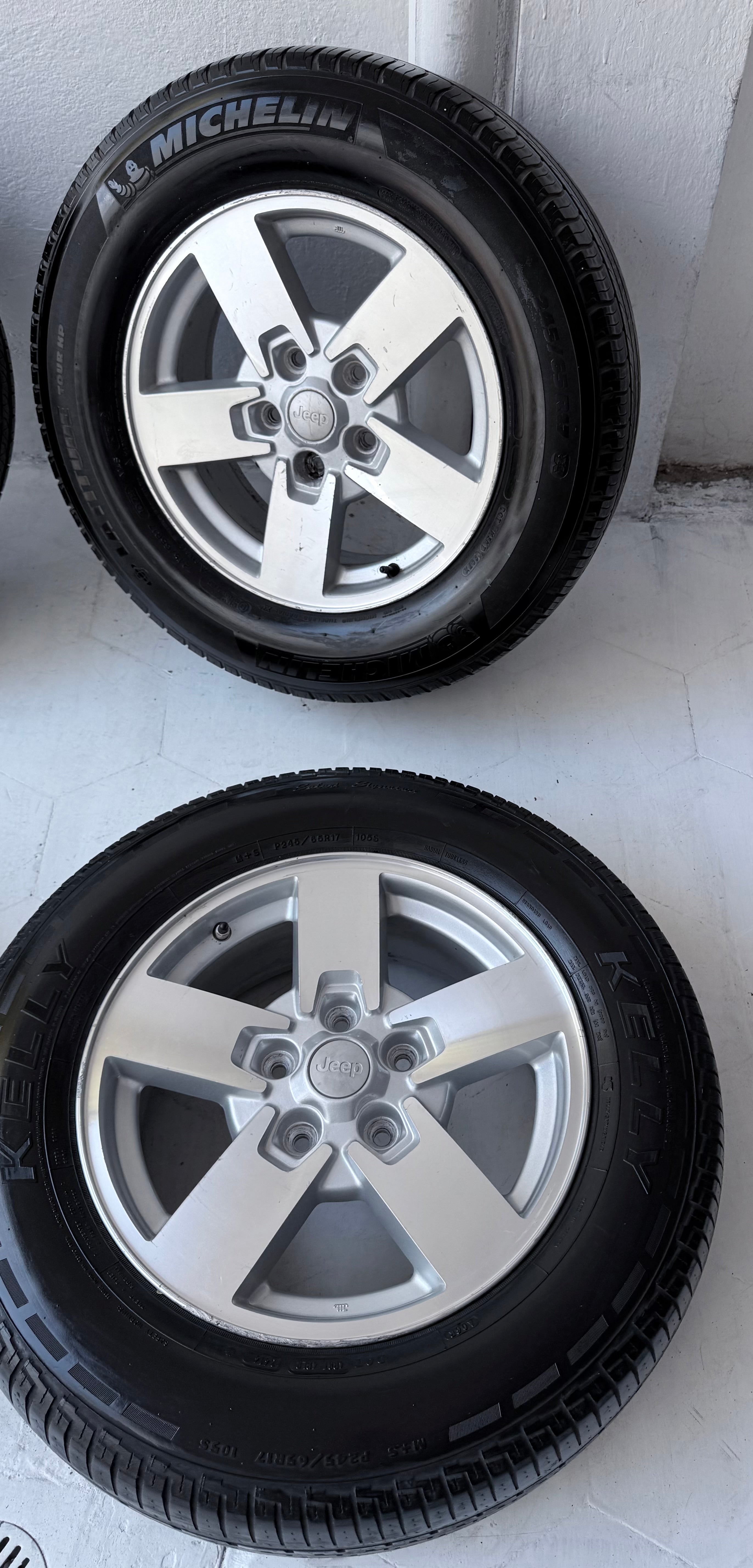4 Rines con llantas 17” Dodge Journey, Caravan y Town & Country / Jeep Grand Cherokee y Commander – 5×127