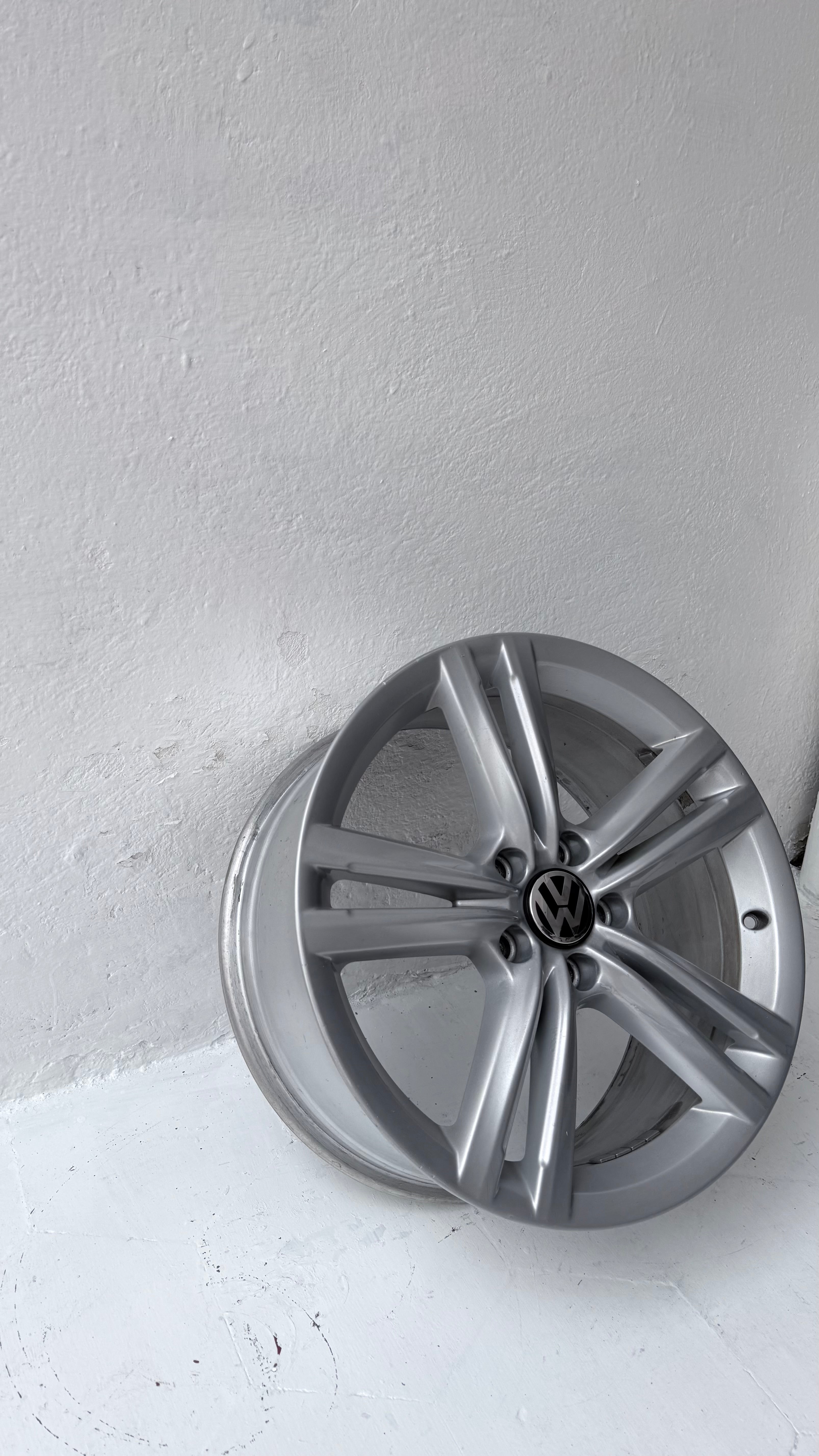 1 Rin 18” Volkswagen Passat, Jetta MK6, Jetta MK7, Taos, Tiguan y Bora – 5×112
