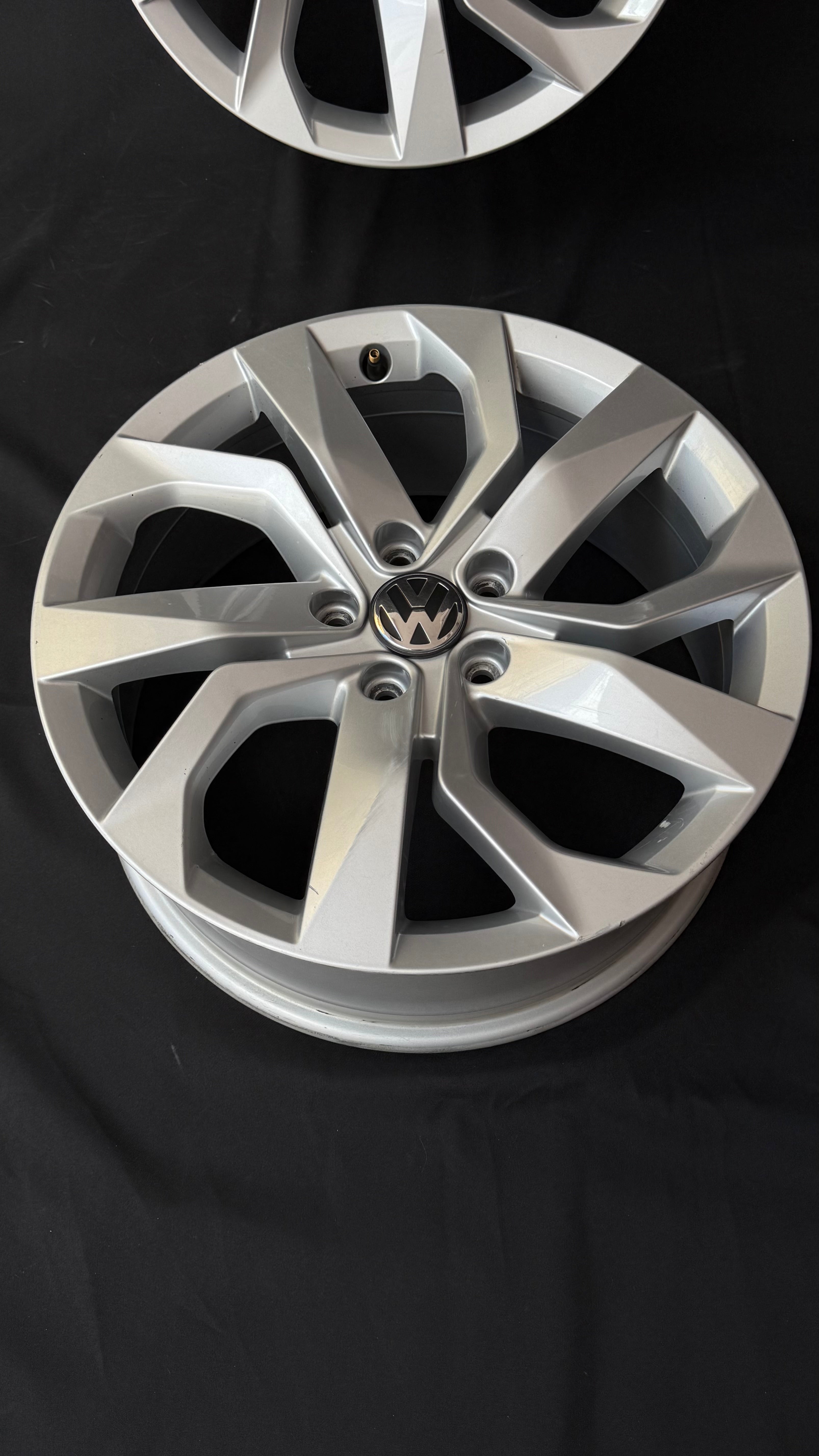 4 Rines 18” Volkswagen Tiguan Taos Golf Jetta MK6 MK7 Passat New Beetle Originales Seminuevos 5x112