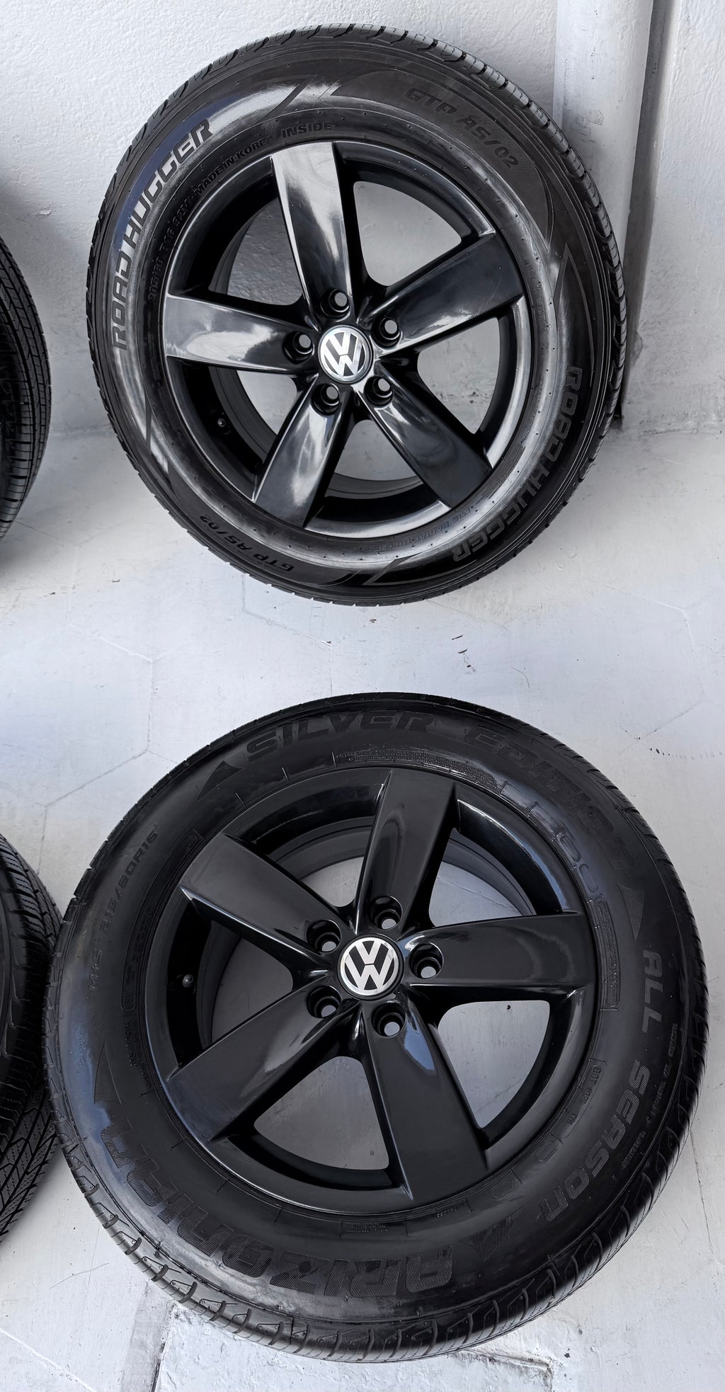 4 Rines con llantas 16” Volkswagen Golf, Jetta MK6 y Jetta MK7 – 5×112 | Black Piano