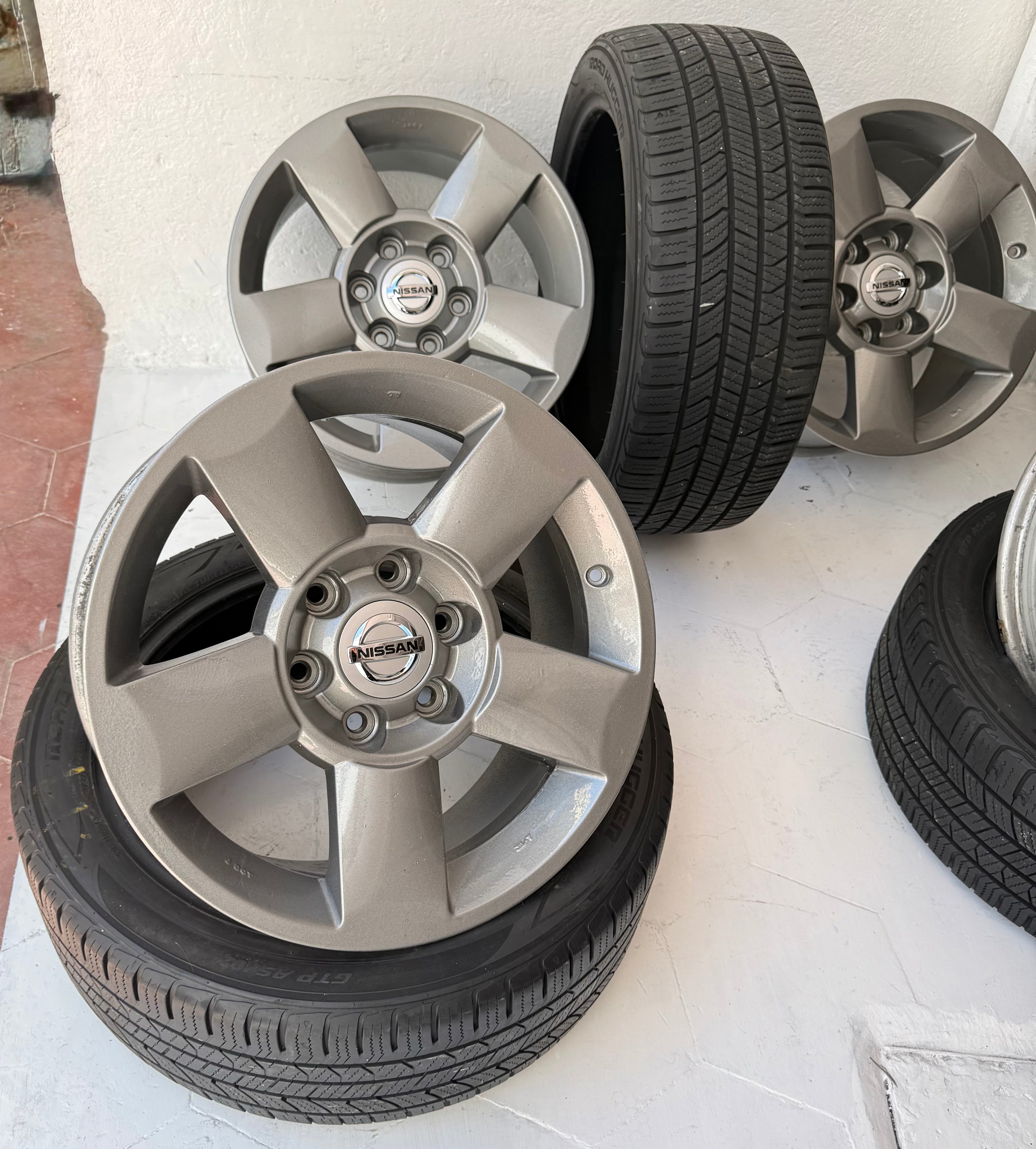 4 Rines y 4 Llantas 18” Nissan D21 Estacas 6x139