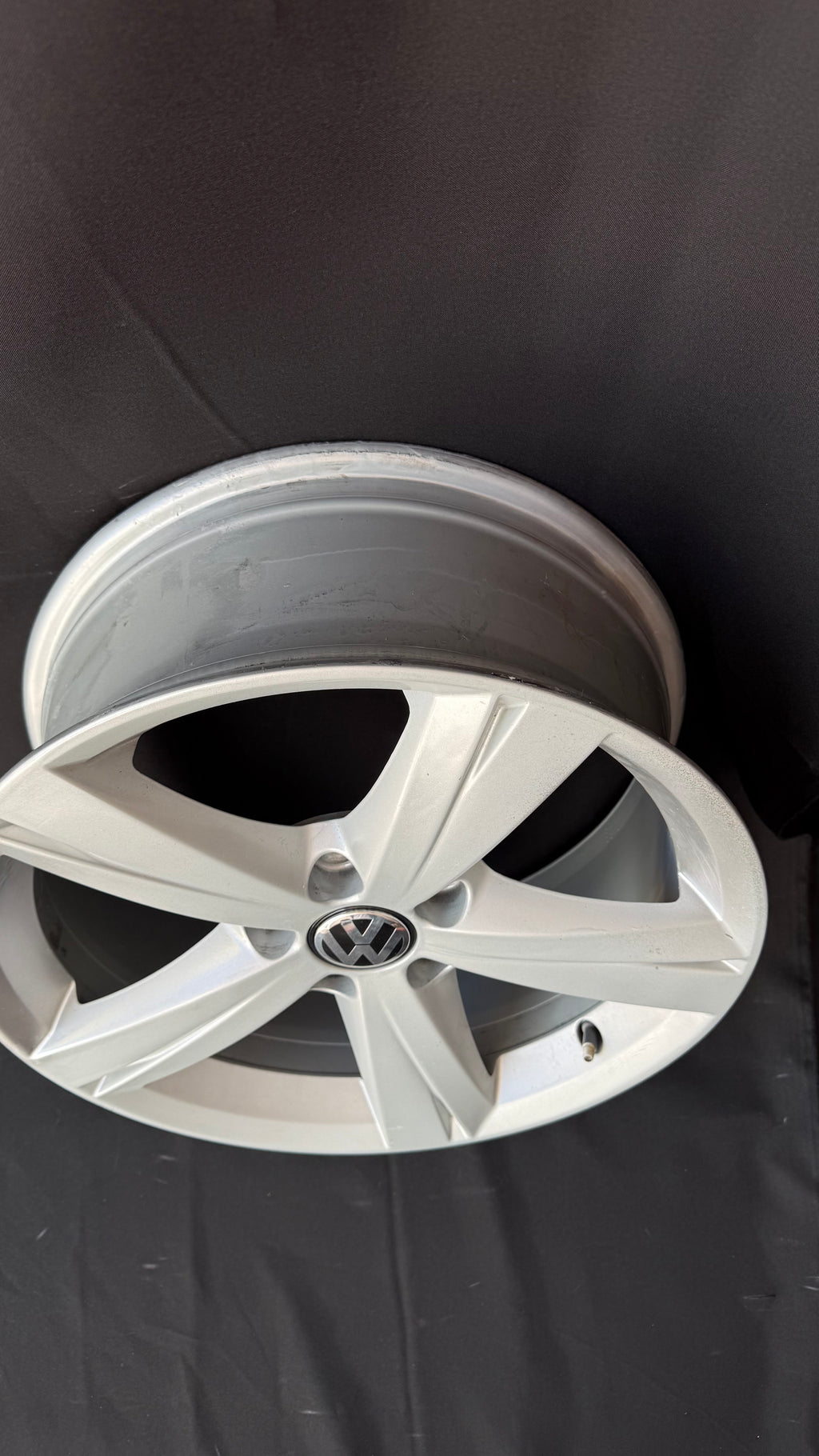 1 Rin 17” Volkswagen Golf Jetta Original Seminuevo 5x112