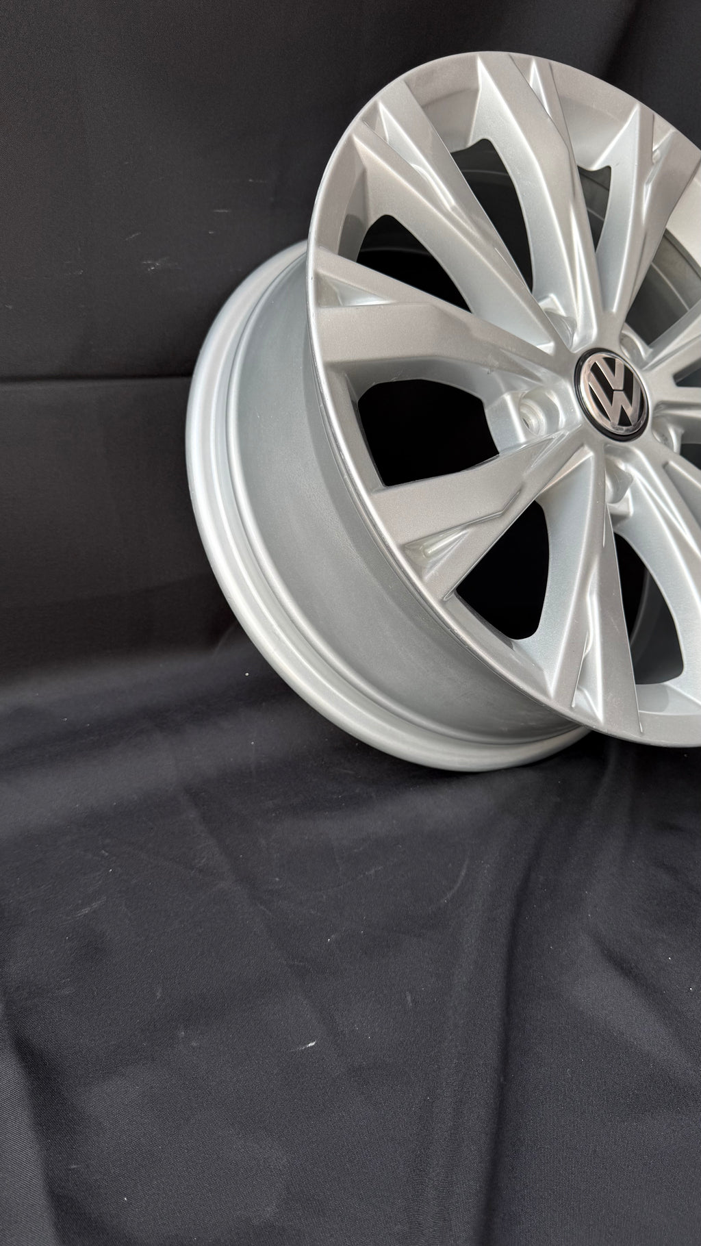 1 Rin 17” Volkswagen Tiguan Taos Golf Jetta MK6 MK7 Original Seminuevo 5x112