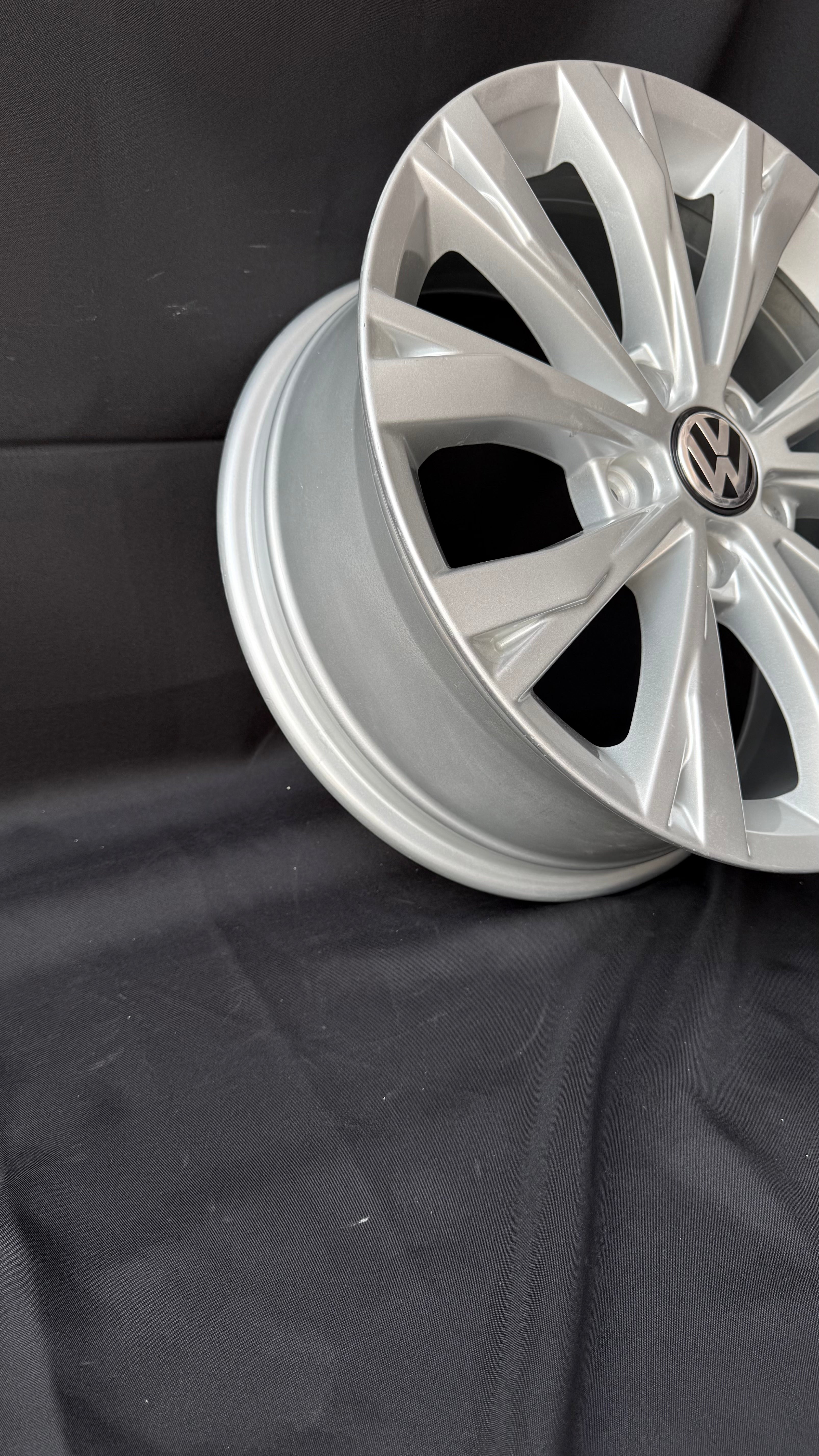 1 Rin 17” Volkswagen Tiguan Taos Golf Jetta MK6 MK7 Original Seminuevo 5x112