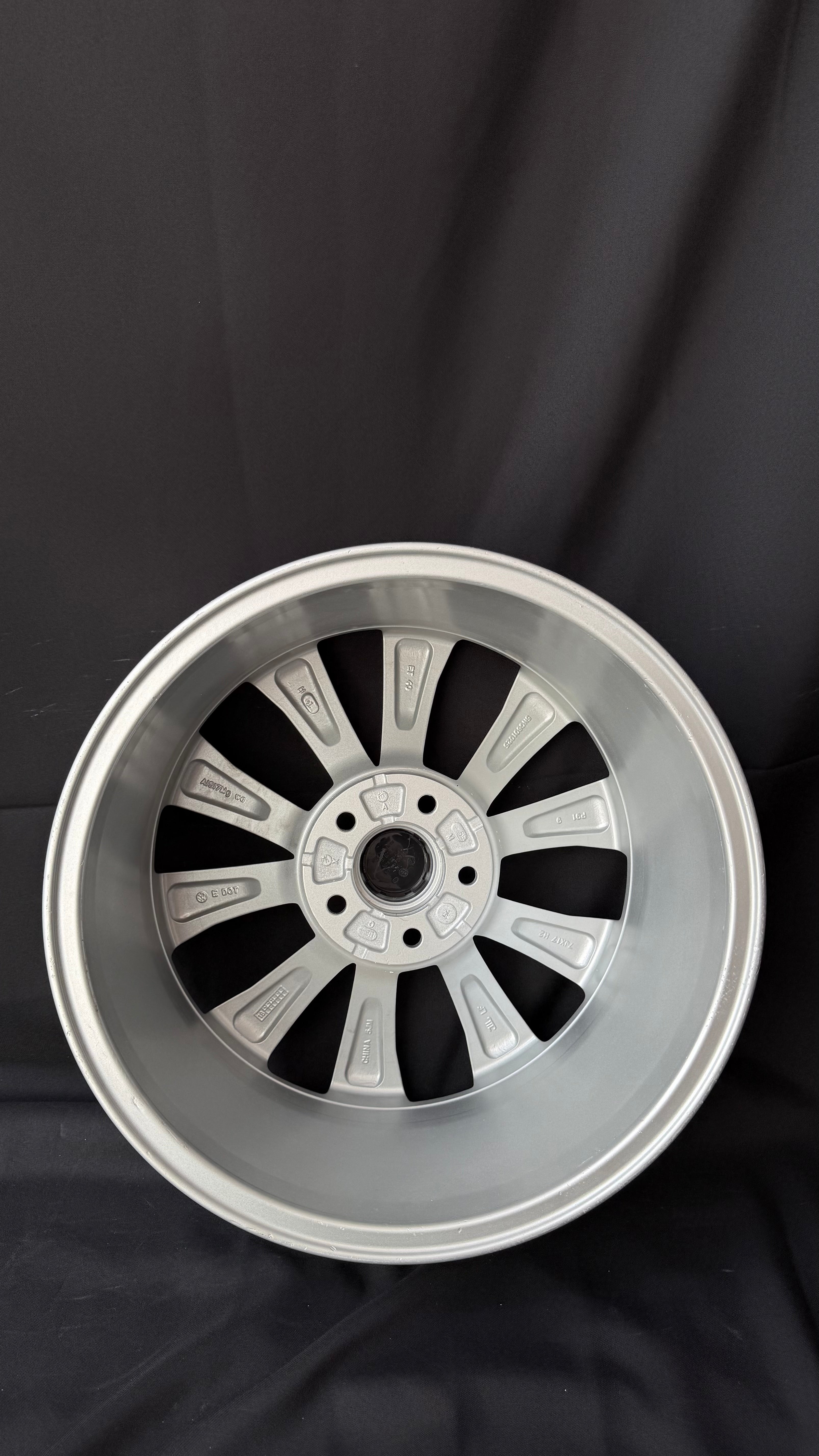 1 Rin 17” Volkswagen Tiguan Taos Golf Jetta MK6 MK7 Original Seminuevo 5x112