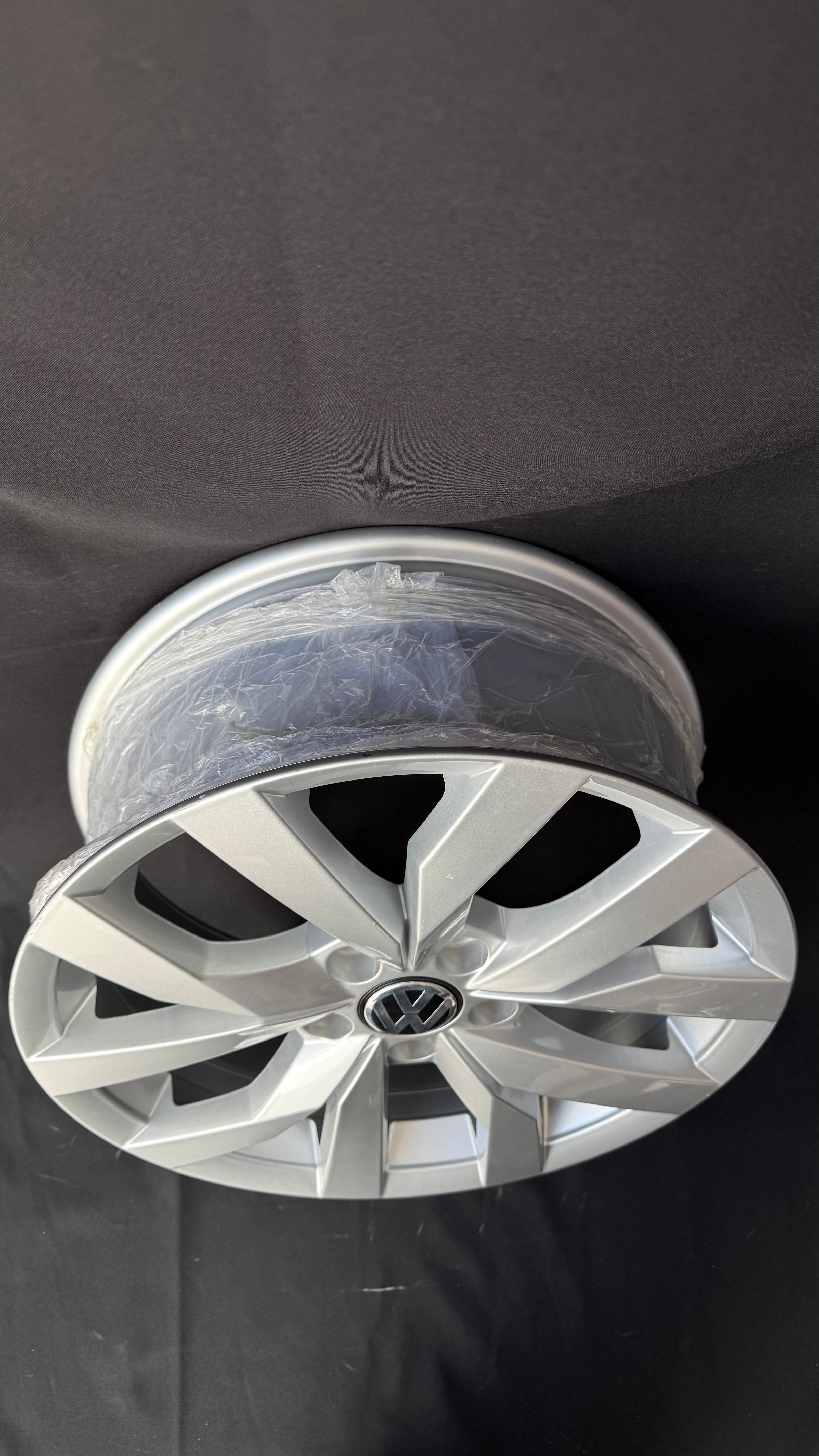1 Rin 17” Volkswagen Golf TSI Jetta A6 A7 Original Nuevo