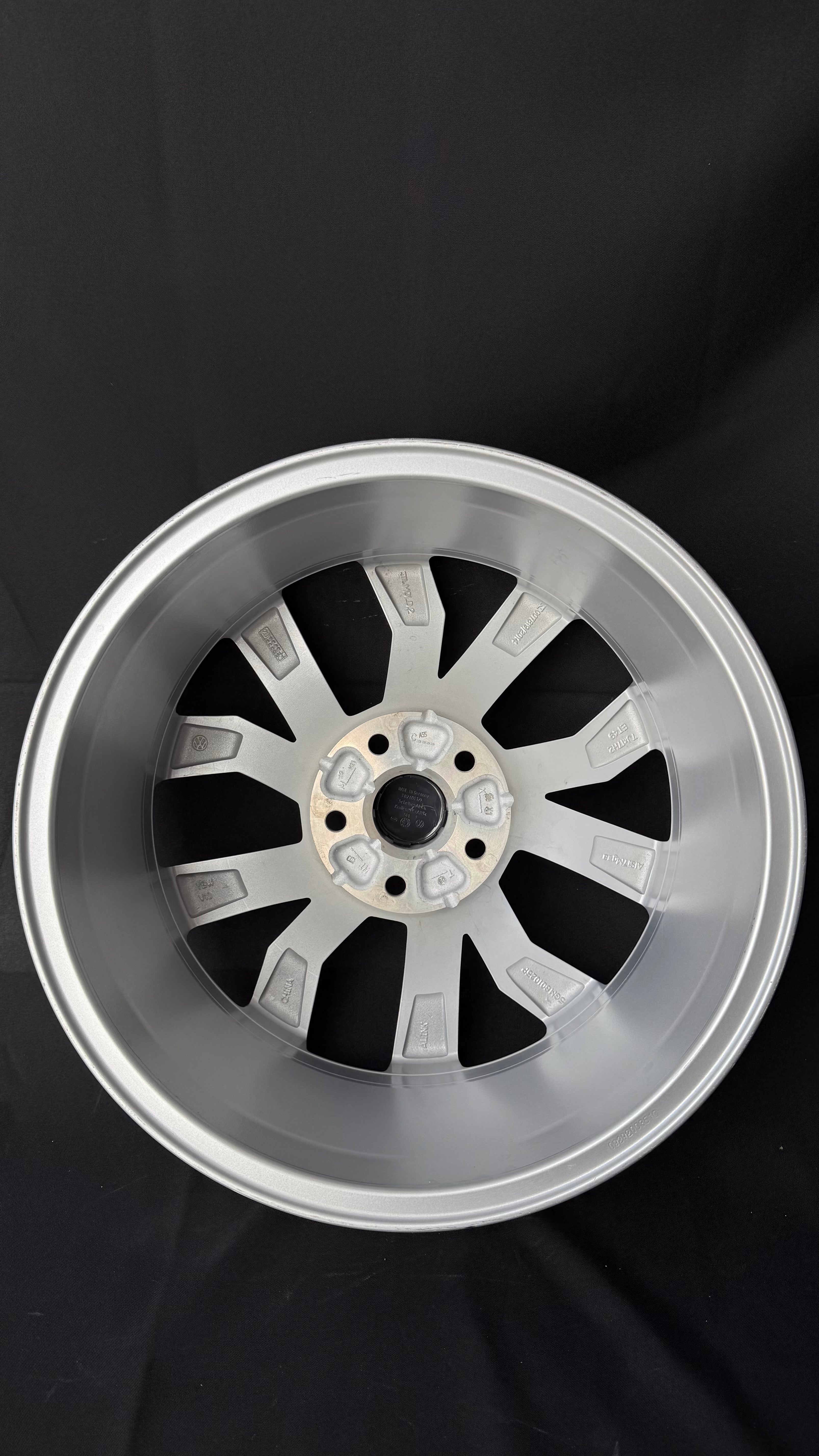 1 Rin 17” Volkswagen Golf TSI Jetta A6 A7 Original Nuevo