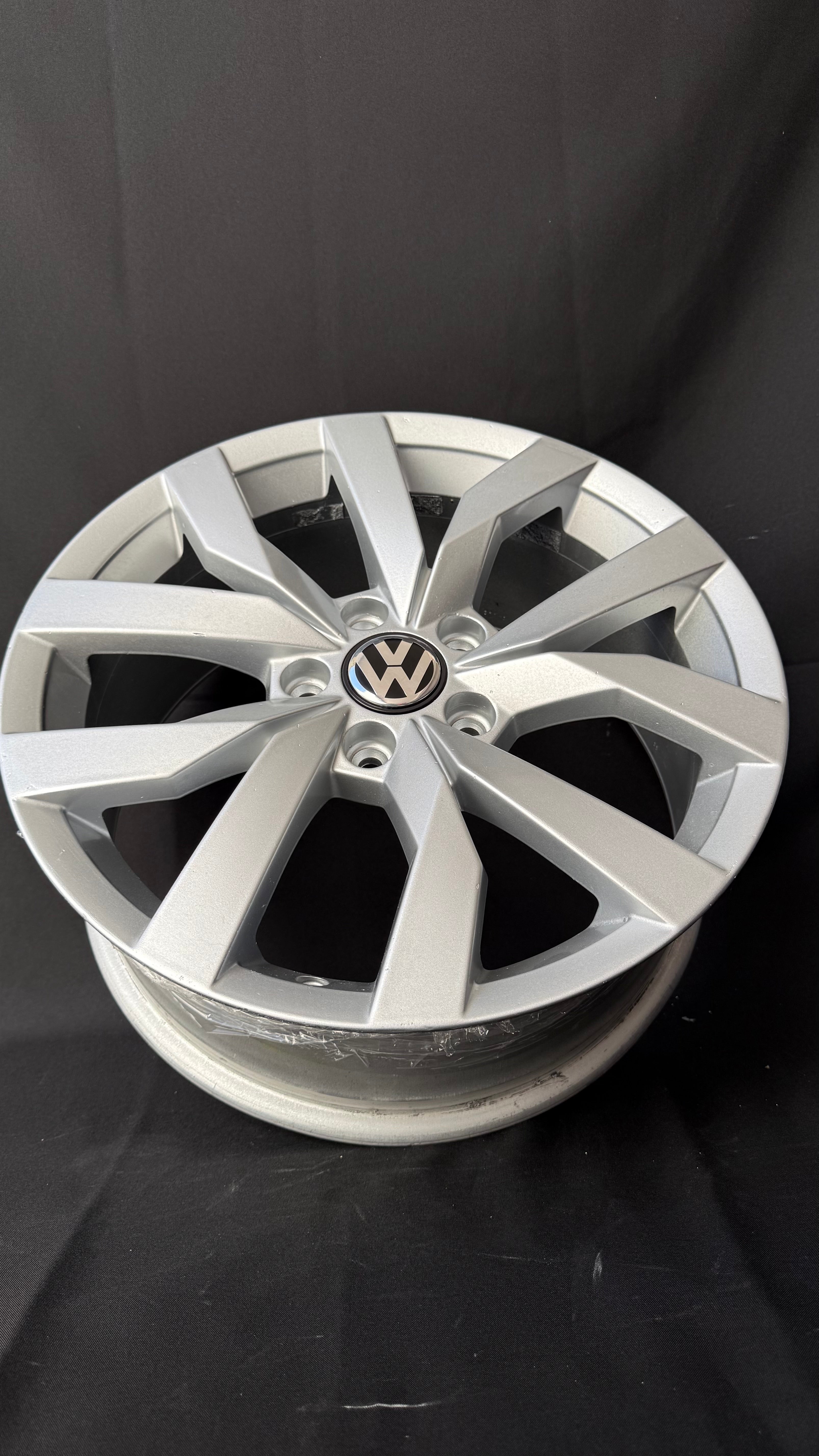 1 Rin 17” Volkswagen Golf TSI Jetta A6 A7 Original Seminuevo