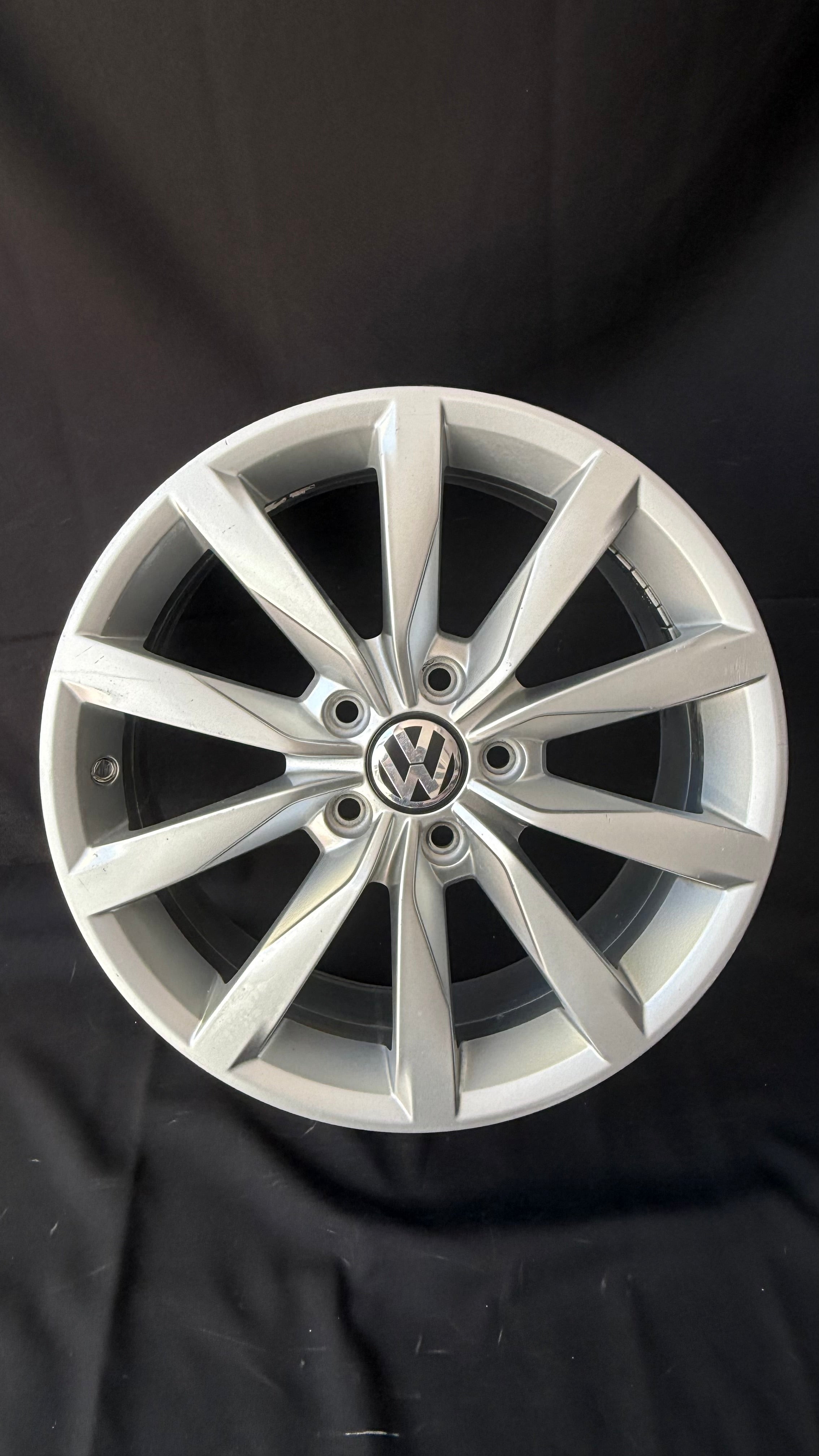 1 Rin 17” Volkswagen Golf TSI MK6 MK7 Original Seminuevo 5x112