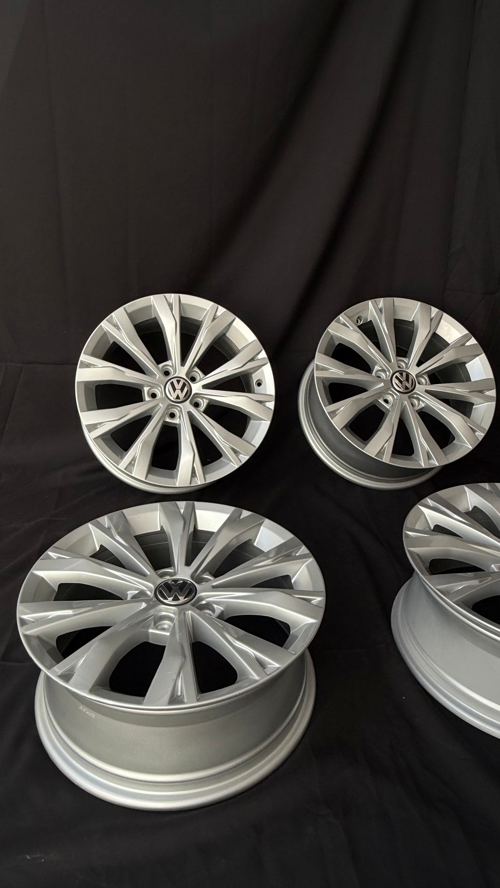 4 Rines 17” Volkswagen Tiguan Taos Golf Jetta MK6 MK7 Originales Seminuevos 5x112