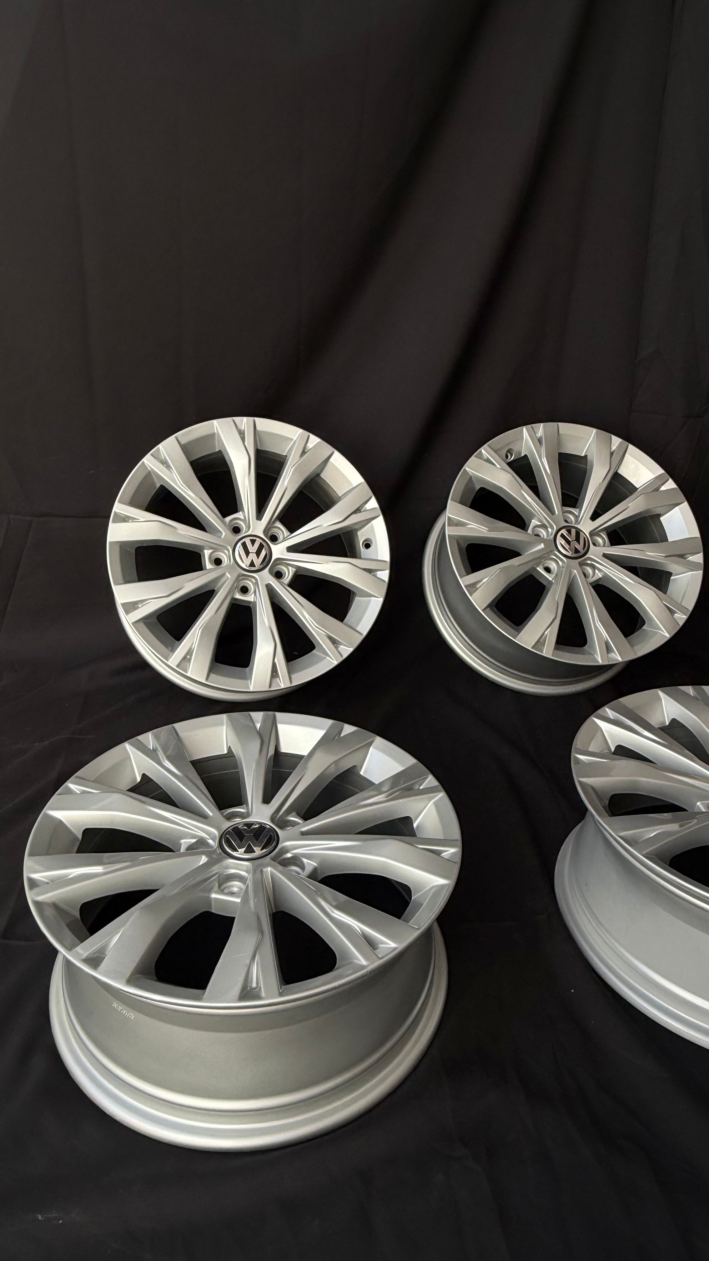 4 Rines 17” Volkswagen Tiguan Taos Golf Jetta MK6 MK7 Originales Seminuevos 5x112