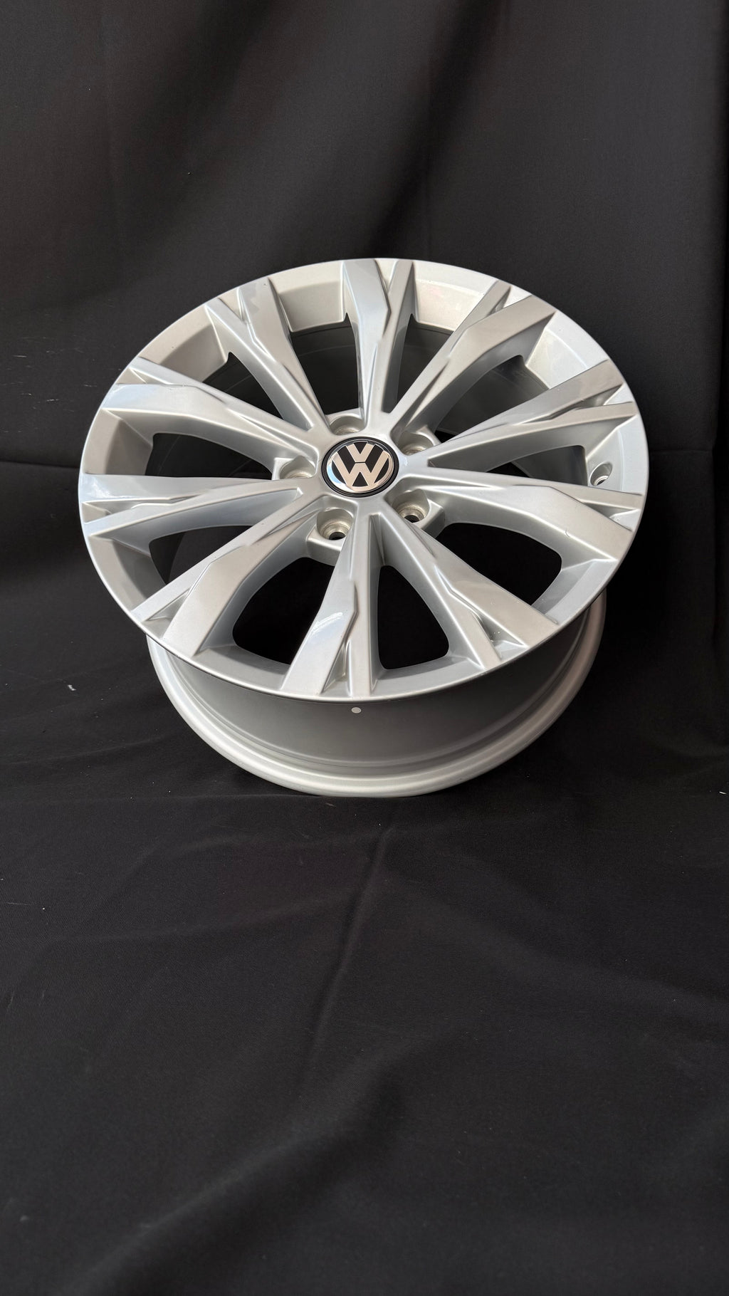1 Rin 17” Volkswagen Tiguan Taos Golf Jetta MK6 MK7 Original Nuevo 5x112