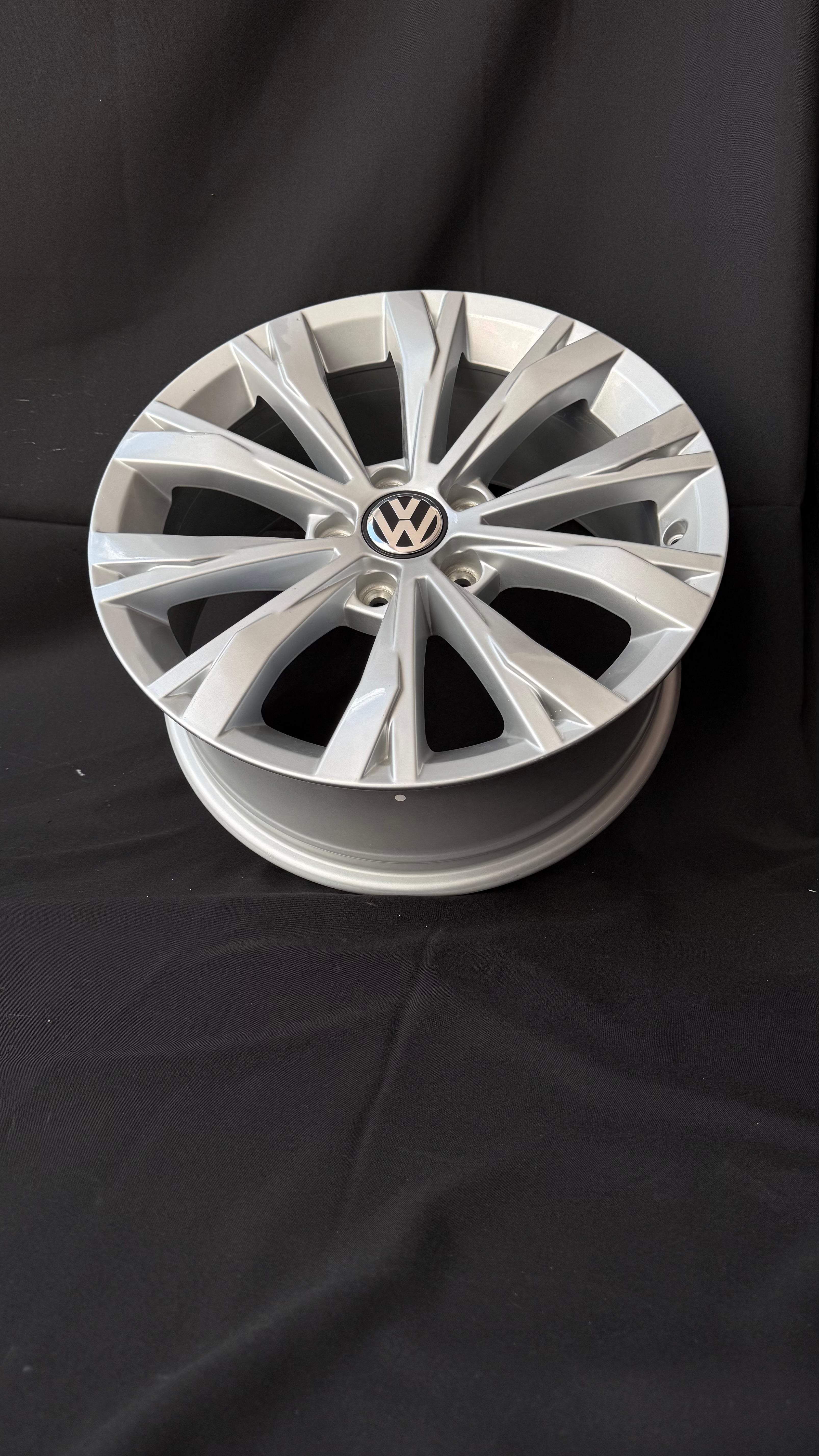 1 Rin 17” Volkswagen Tiguan Taos Golf Jetta MK6 MK7 Original Nuevo 5x112