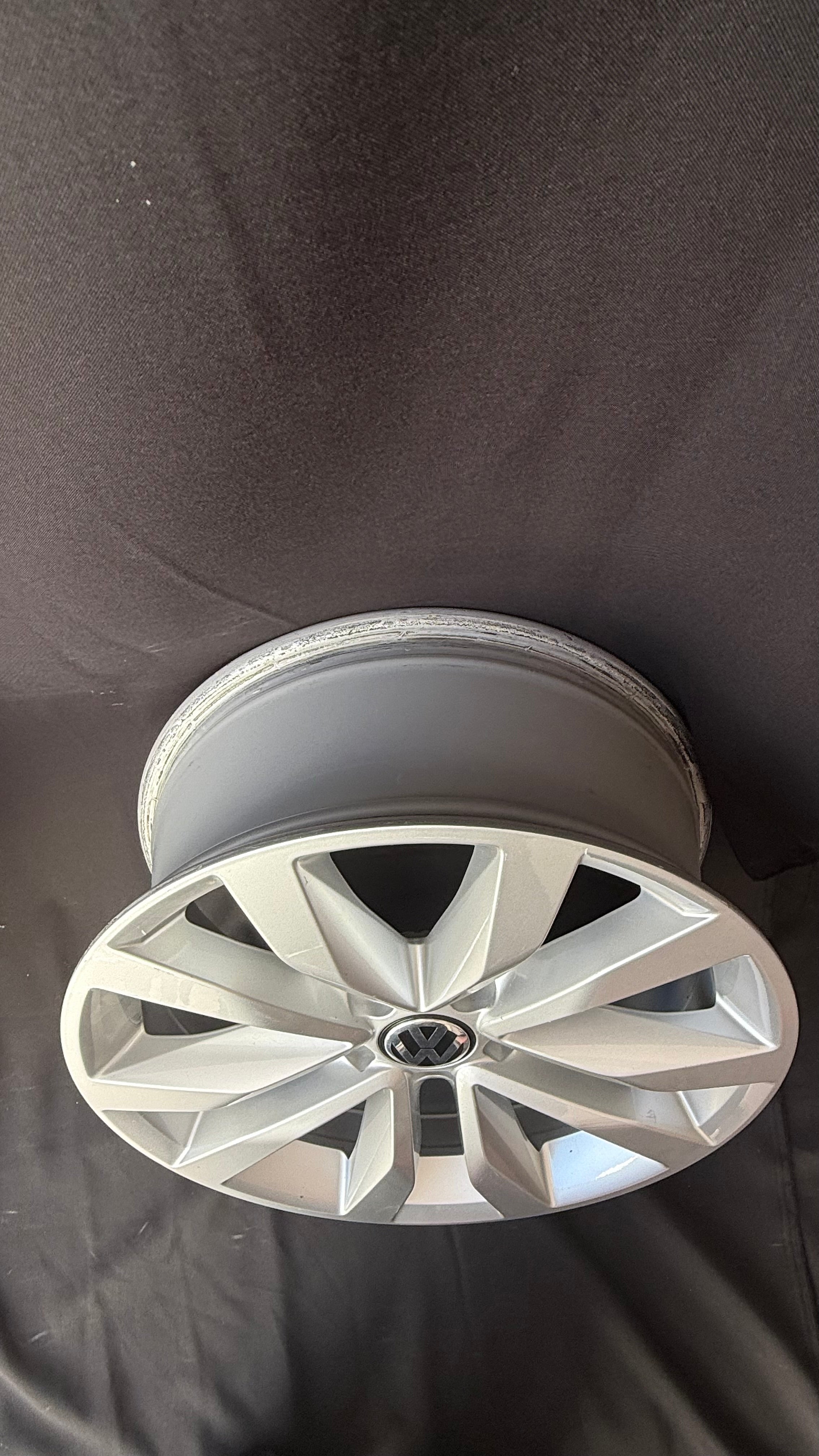 1 Rin 17” Volkswagen Original Seminuevo Tiguan Taos Golf Jetta MK6 MK7 Passat New Beetle