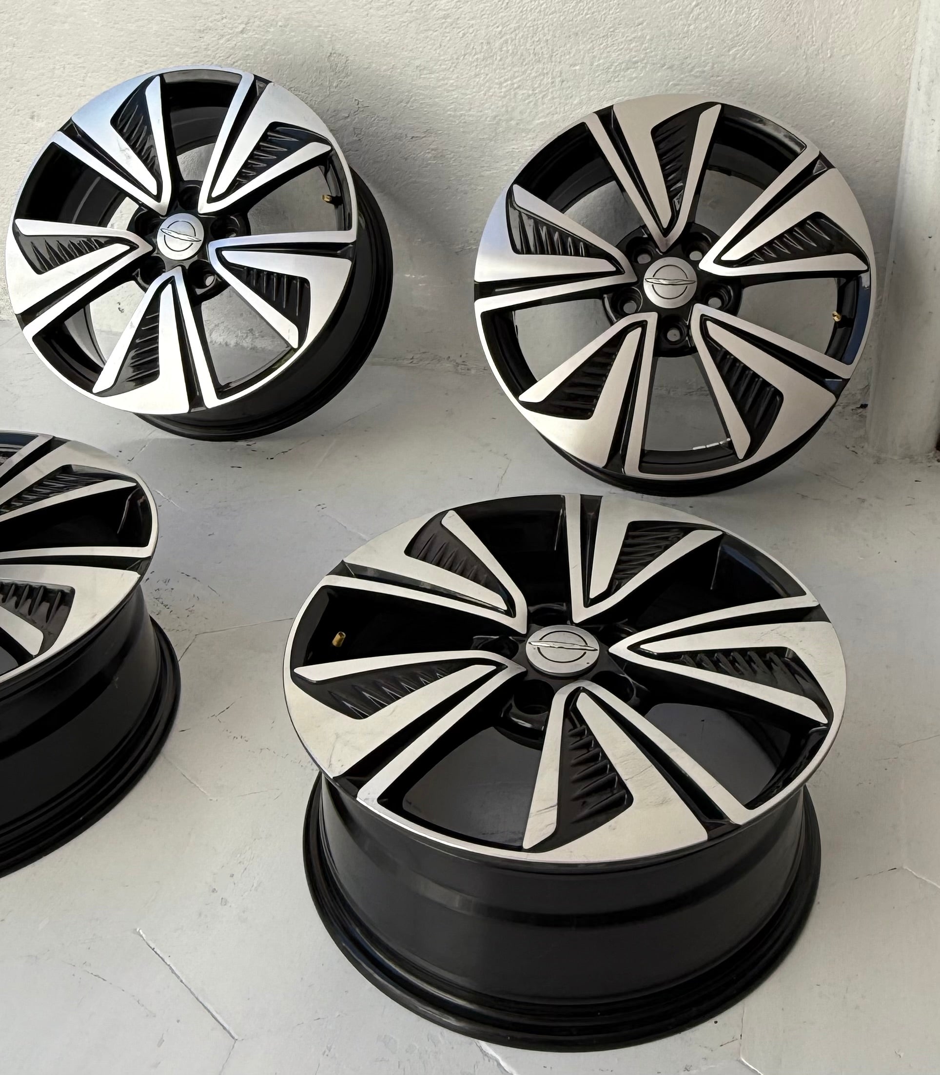 4 Rines 17” Jeep Liberty Compass Patriot Nitro Voyager Caravan Avenger Nuevos Originales