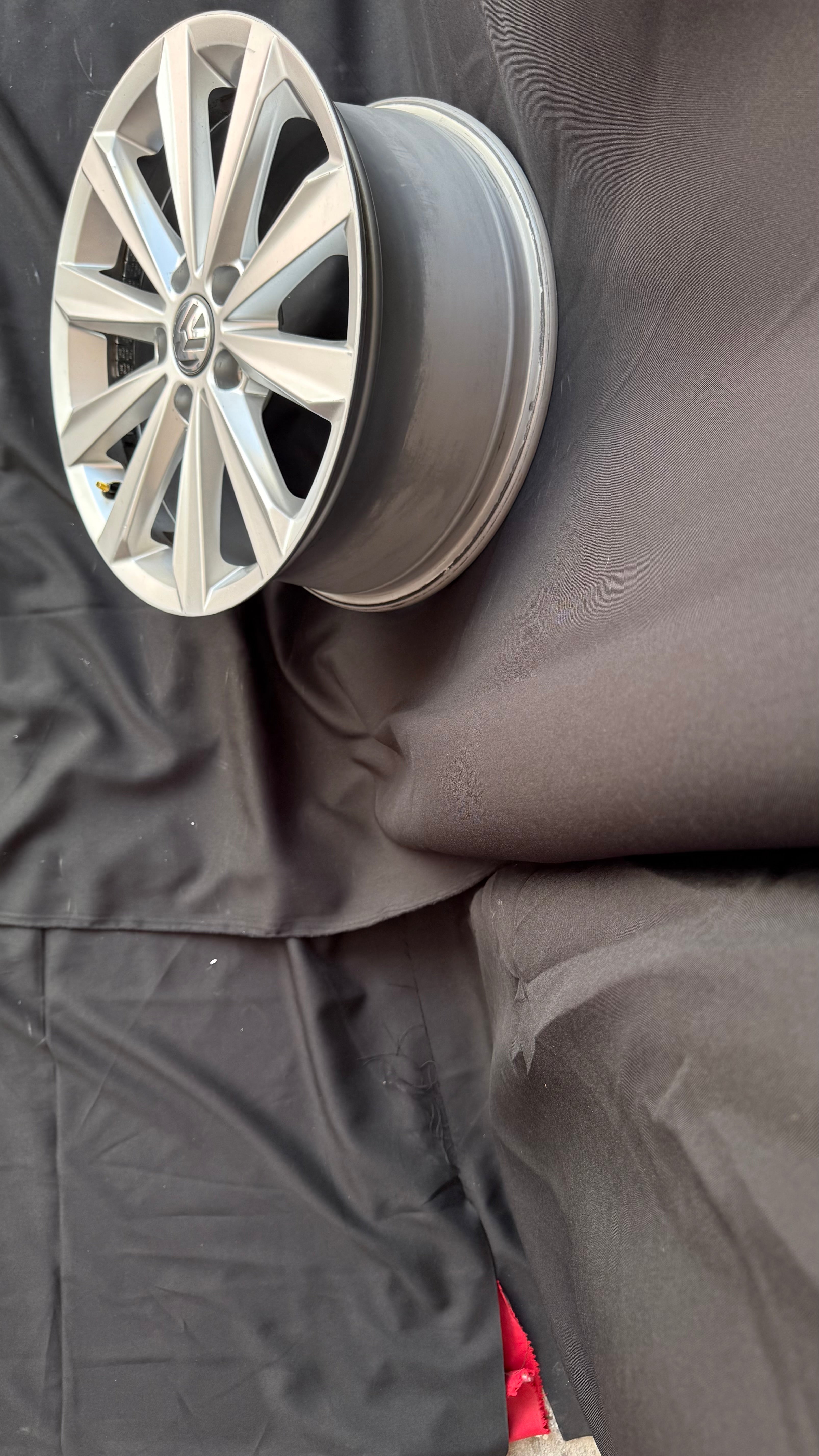 1 Rin 17” Volkswagen Tiguan Taos Golf Jetta MK6 MK7 Passat New Beetle Original Seminuevo 5x112