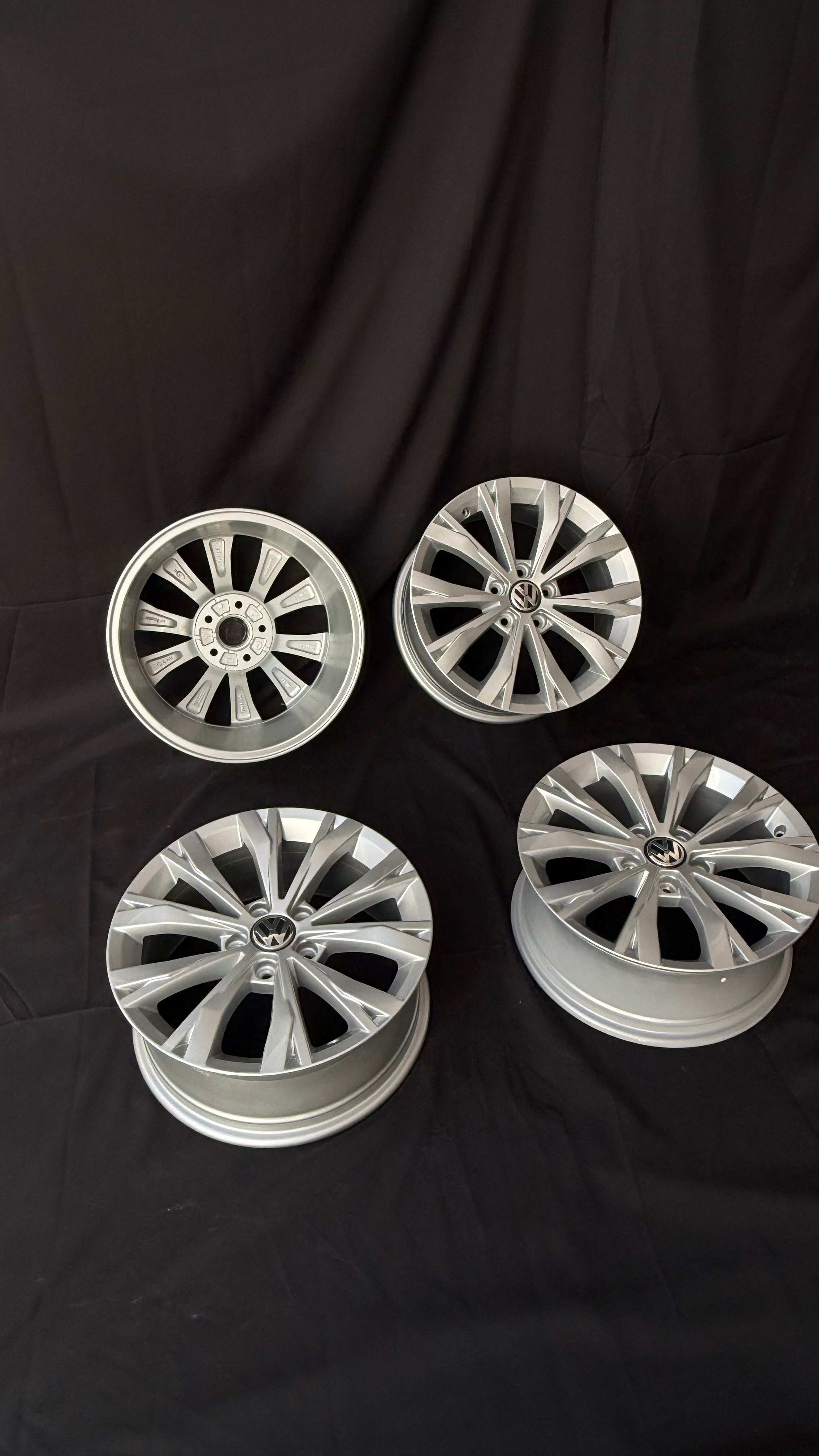 4 Rines 17” Volkswagen Tiguan Taos Golf Jetta MK6 MK7 Originales Seminuevos 5x112