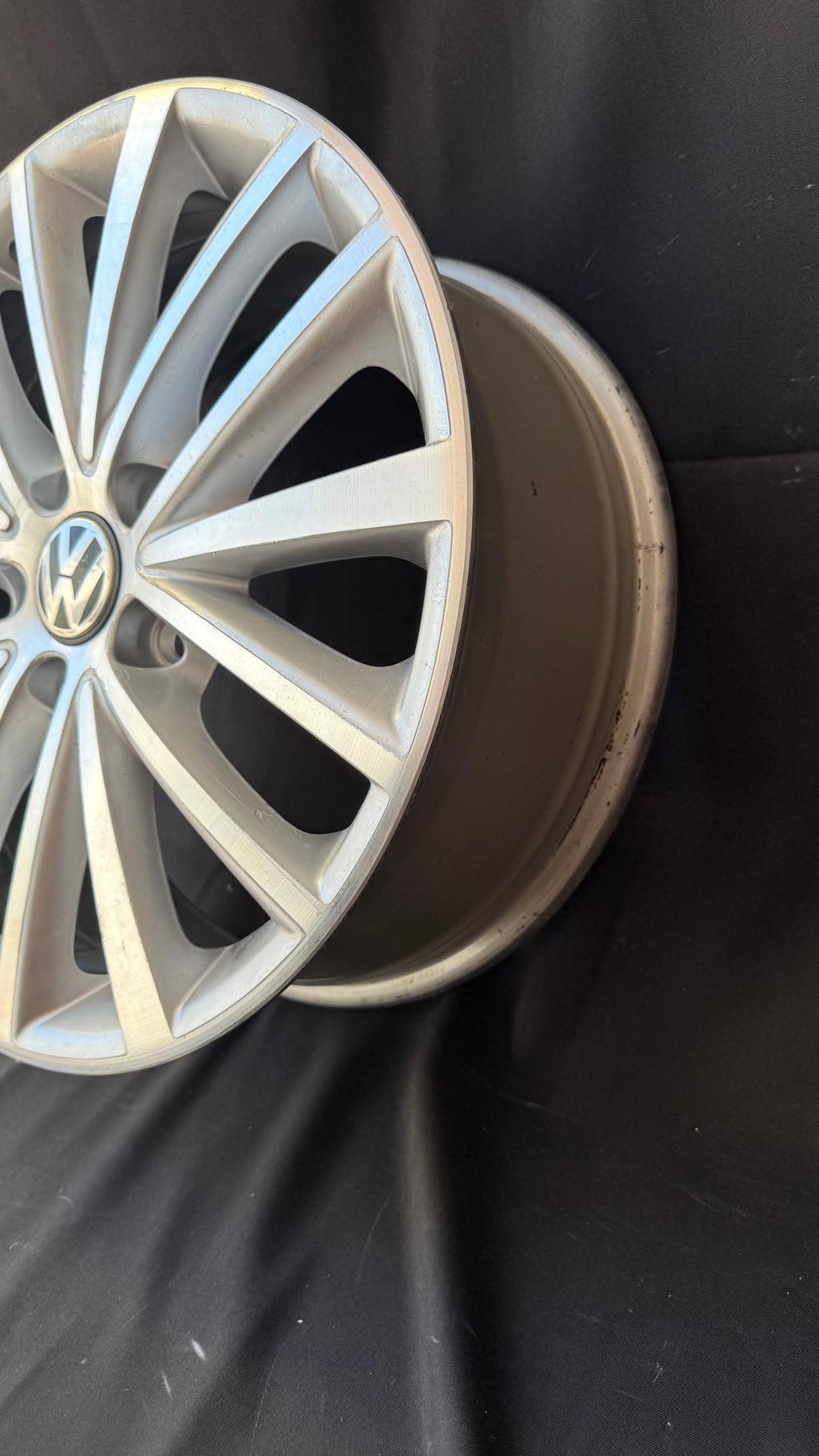 1 Rin 17” Volkswagen Jetta MK6 Sport Original Seminuevo 5x112
